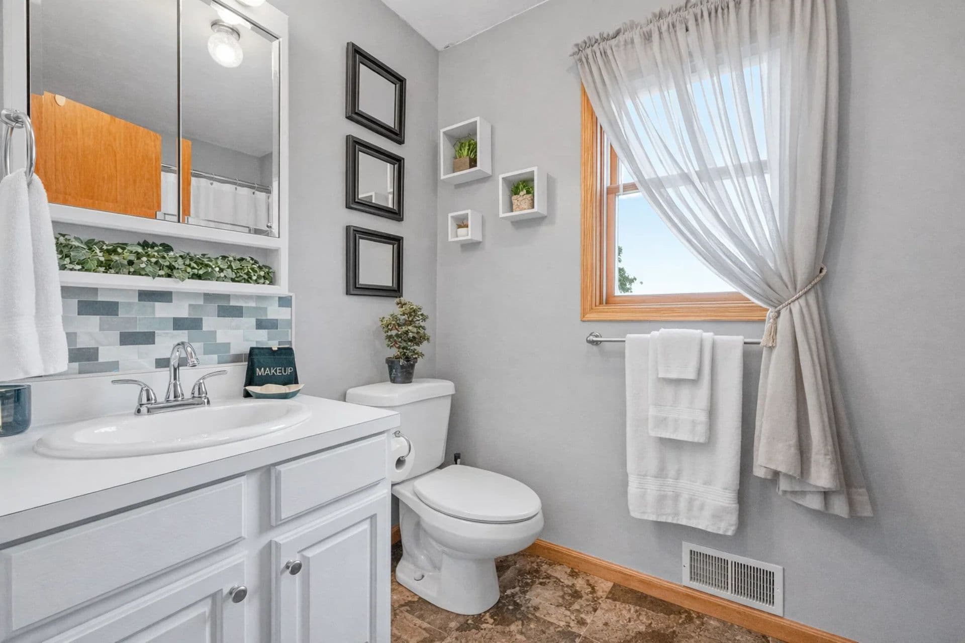 Full Bathroom: Bright space with elegant decor and a refreshing view for your relaxation!