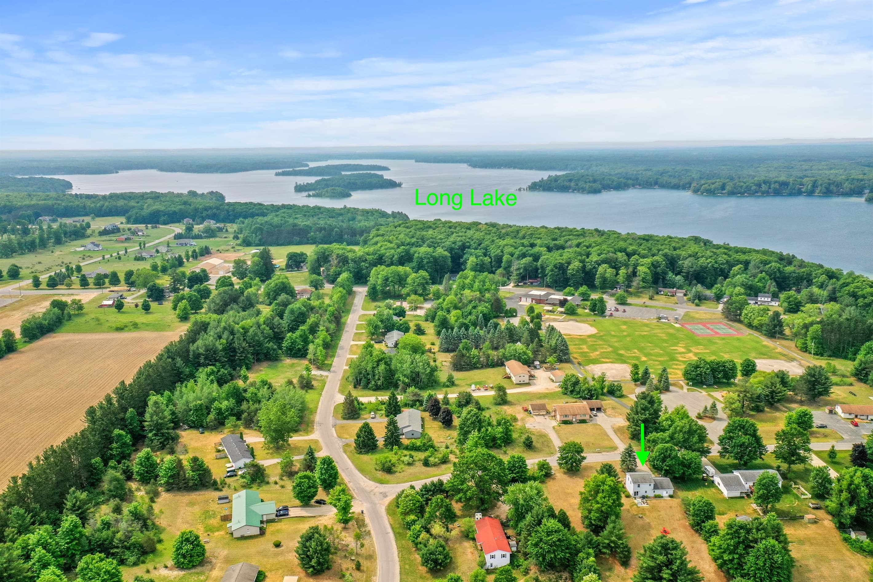 Excellent location-close to Long Lake!!
