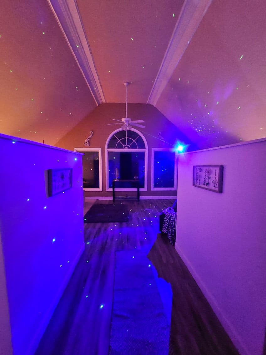 Attic Relaxation Space: Step into a starlit retreat perfect for evening relaxation and fun!