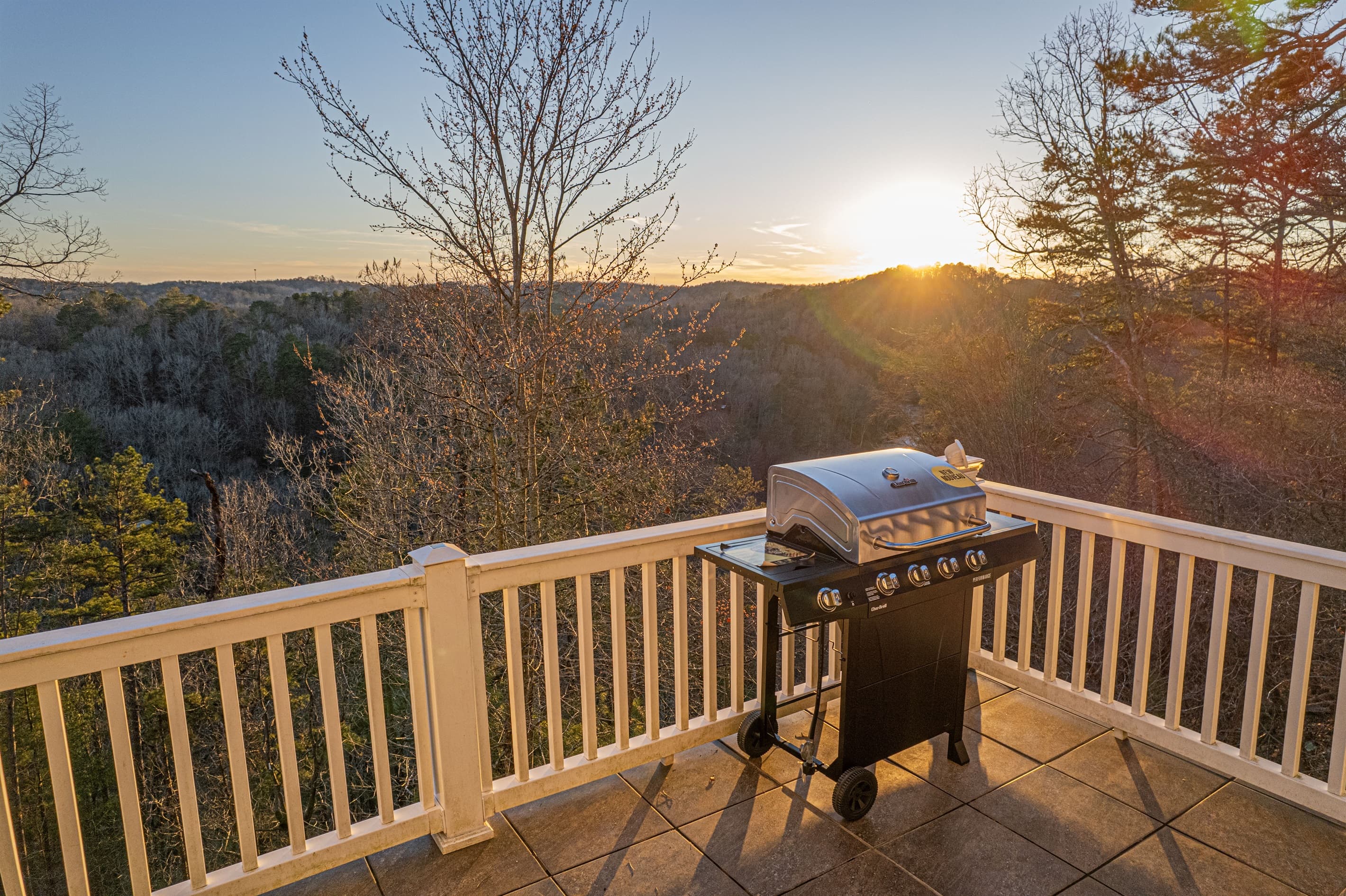 BBQ grill - Grilling Area: Savor breathtaking sunset views while barbecuing in nature's embrace!