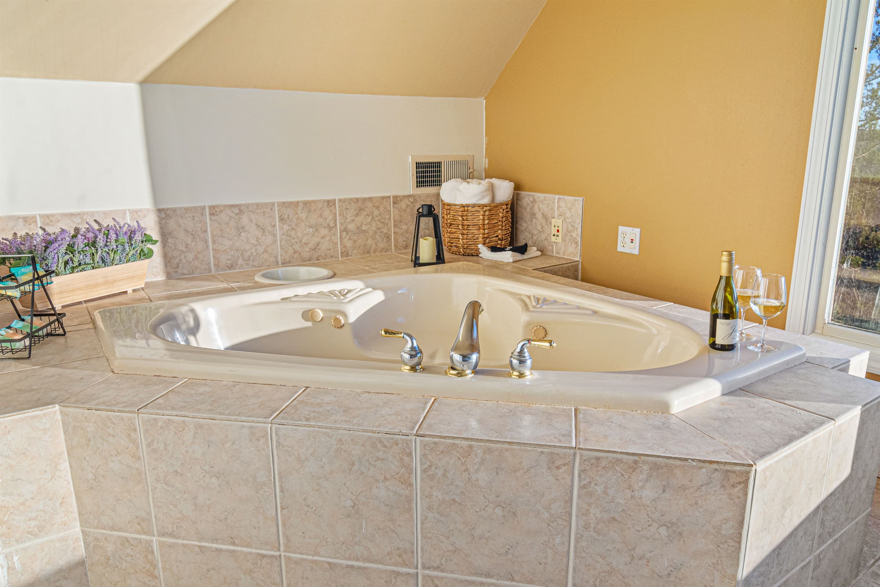 Relax in our 2nd Jacuzzi on the upper level. Upper Level Jacuzzi: Indulge in a tranquil soak with mountain views and sparkling wine!