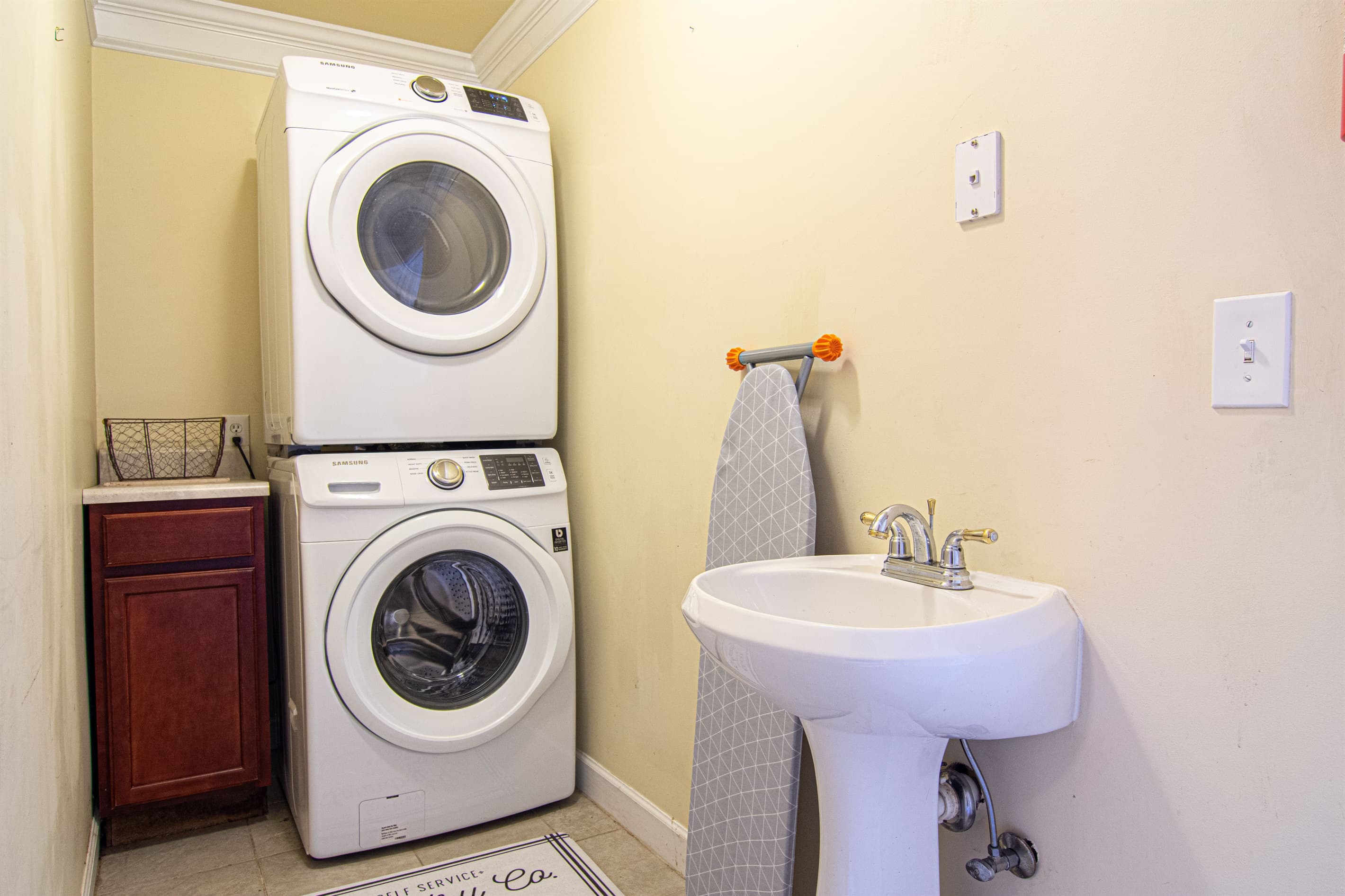 Laundry Room: Convenient washer/dryer combo for fresh clothes during your mountain retreat!