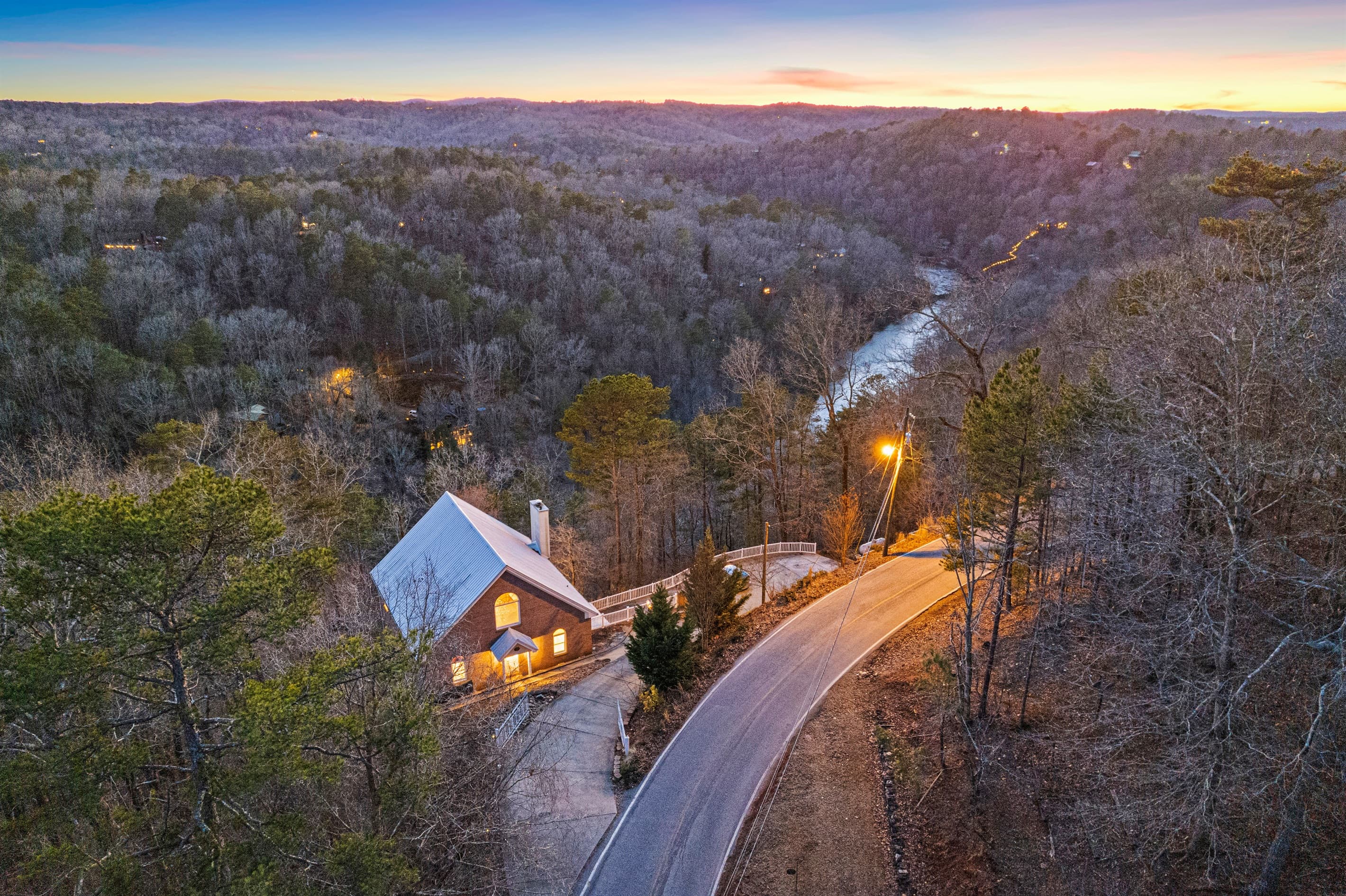 Charming Retreat: Scenic mountain views and river access await your next adventure!