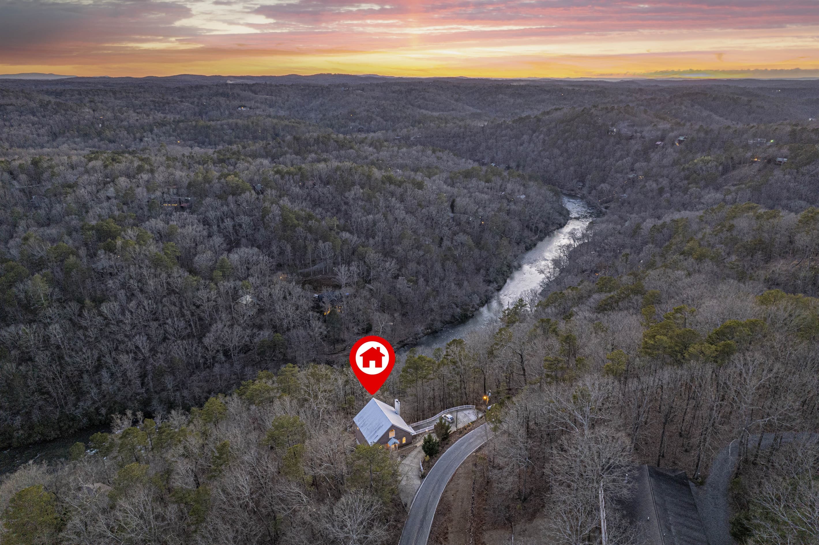 Located in the mountains close to Coosawattee River. Exterior: Breathtaking views await as you unwind near the tranquil Coosawattee River.