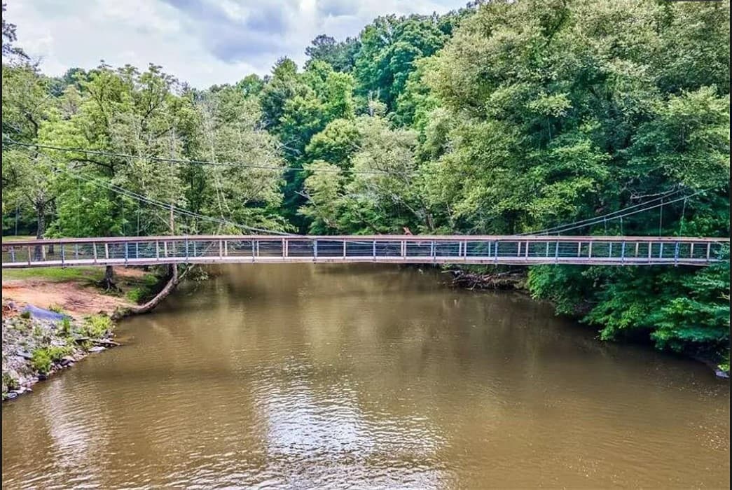Swinging bridge