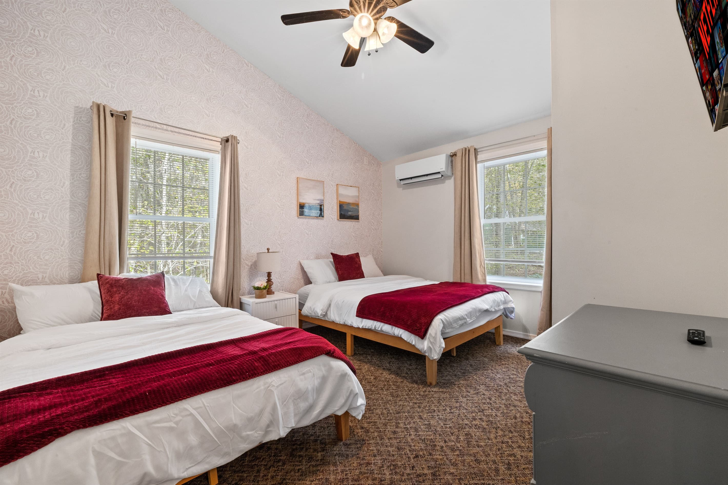 Bright and inviting twin bedroom: Enjoy comfort and serene views in a nature-inspired retreat!