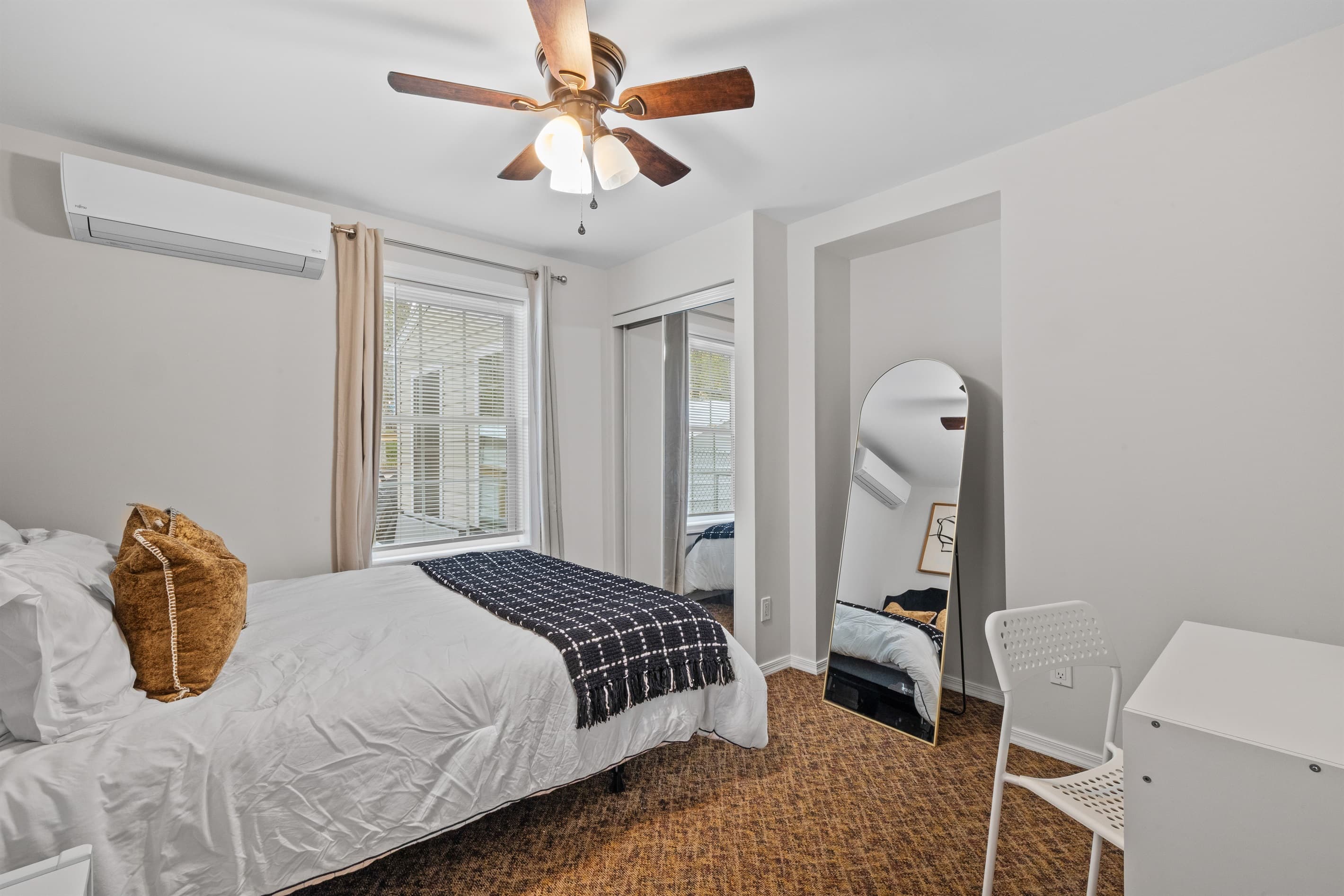 Charming Bedroom: Bright space with modern decor and perfect lighting for relaxing retreats!