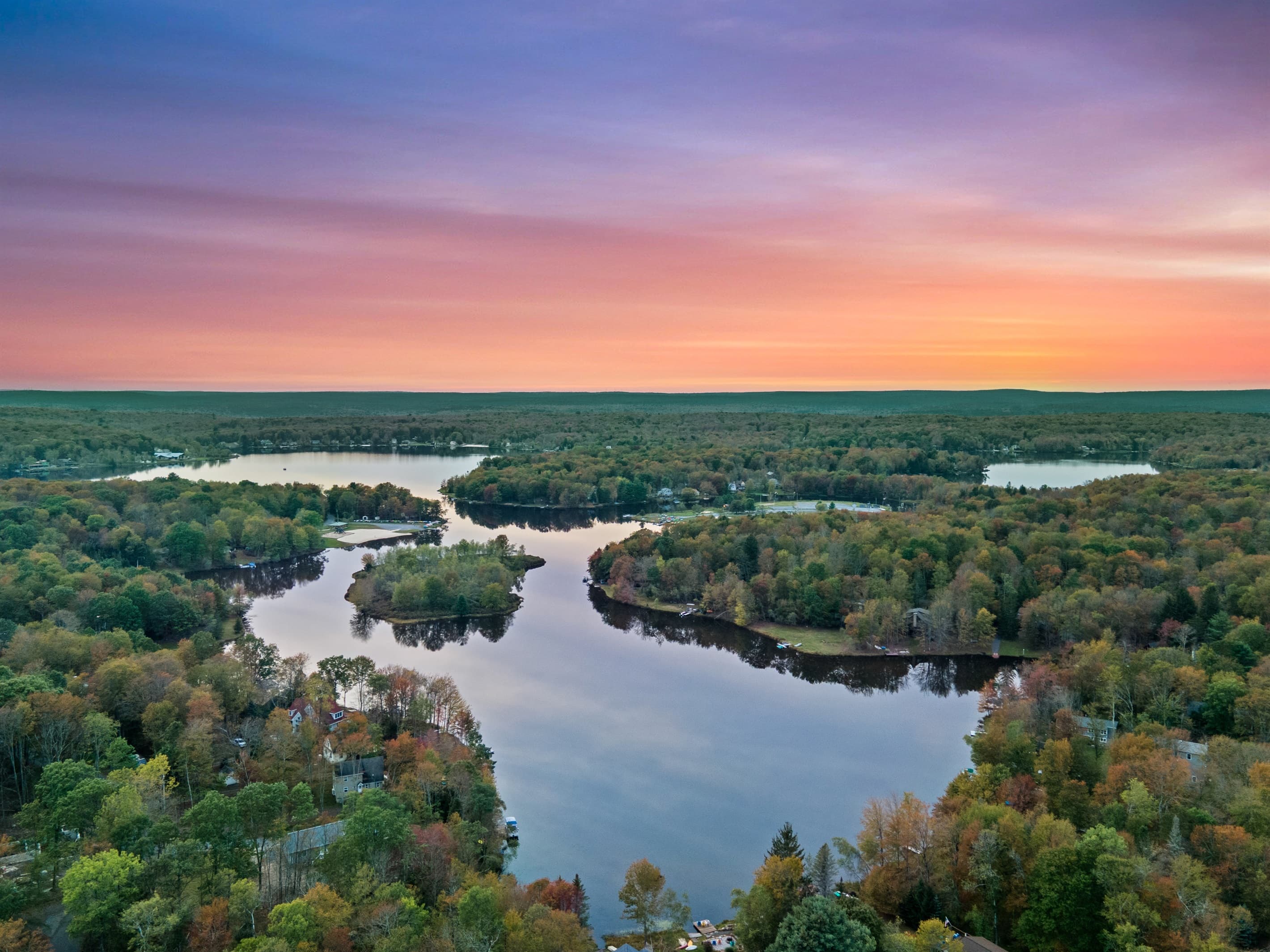 Scenic Retreat: Breathtaking views of tranquil waters and vibrant autumn landscapes await you!