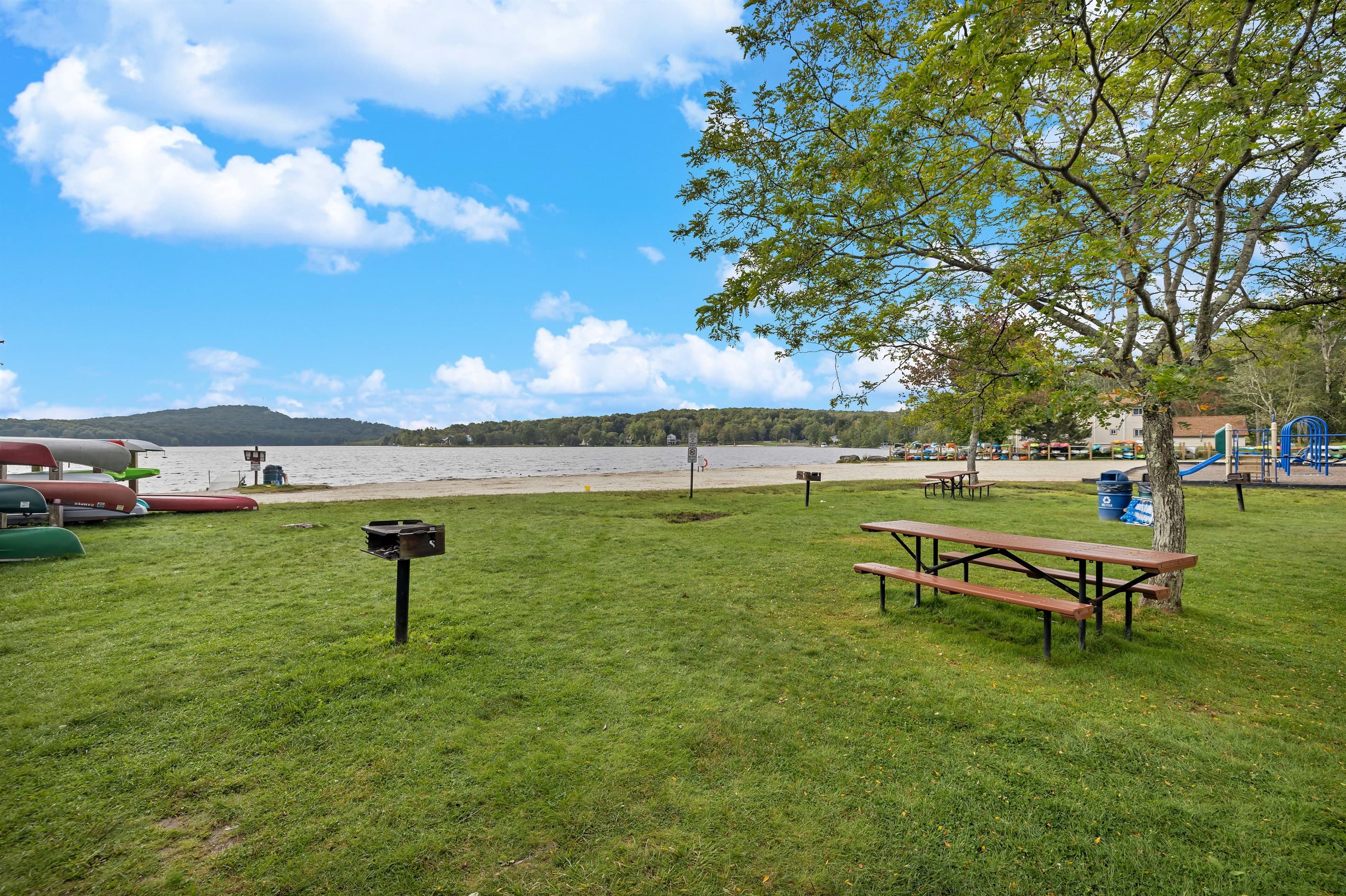 Outdoor Paradise: Enjoy lakeside BBQs and fun-filled days with kayaks and picnic spots!