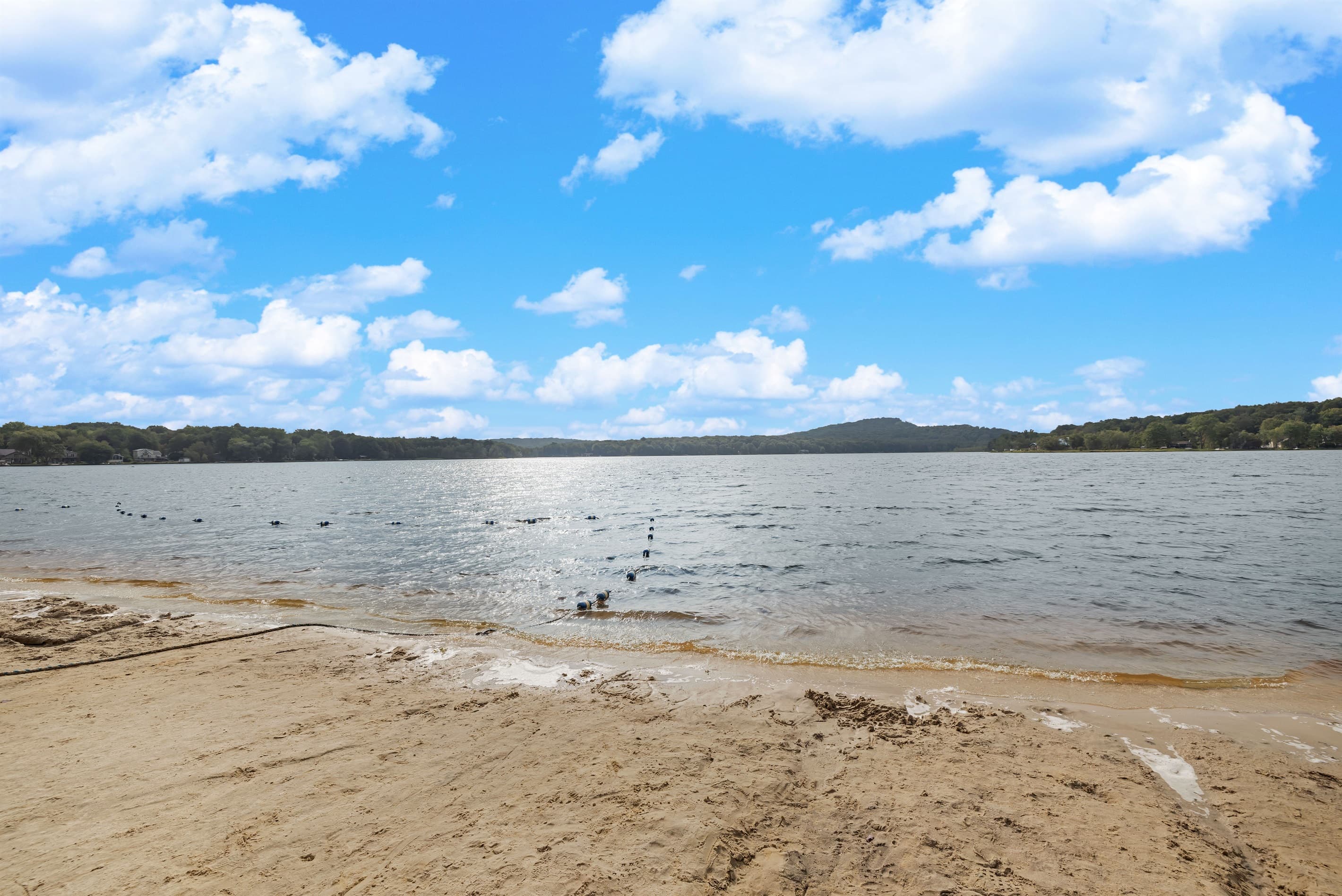 Scenic Lakefront Retreat: Unwind by the shimmering waters and golden sands of Tobyhanna!