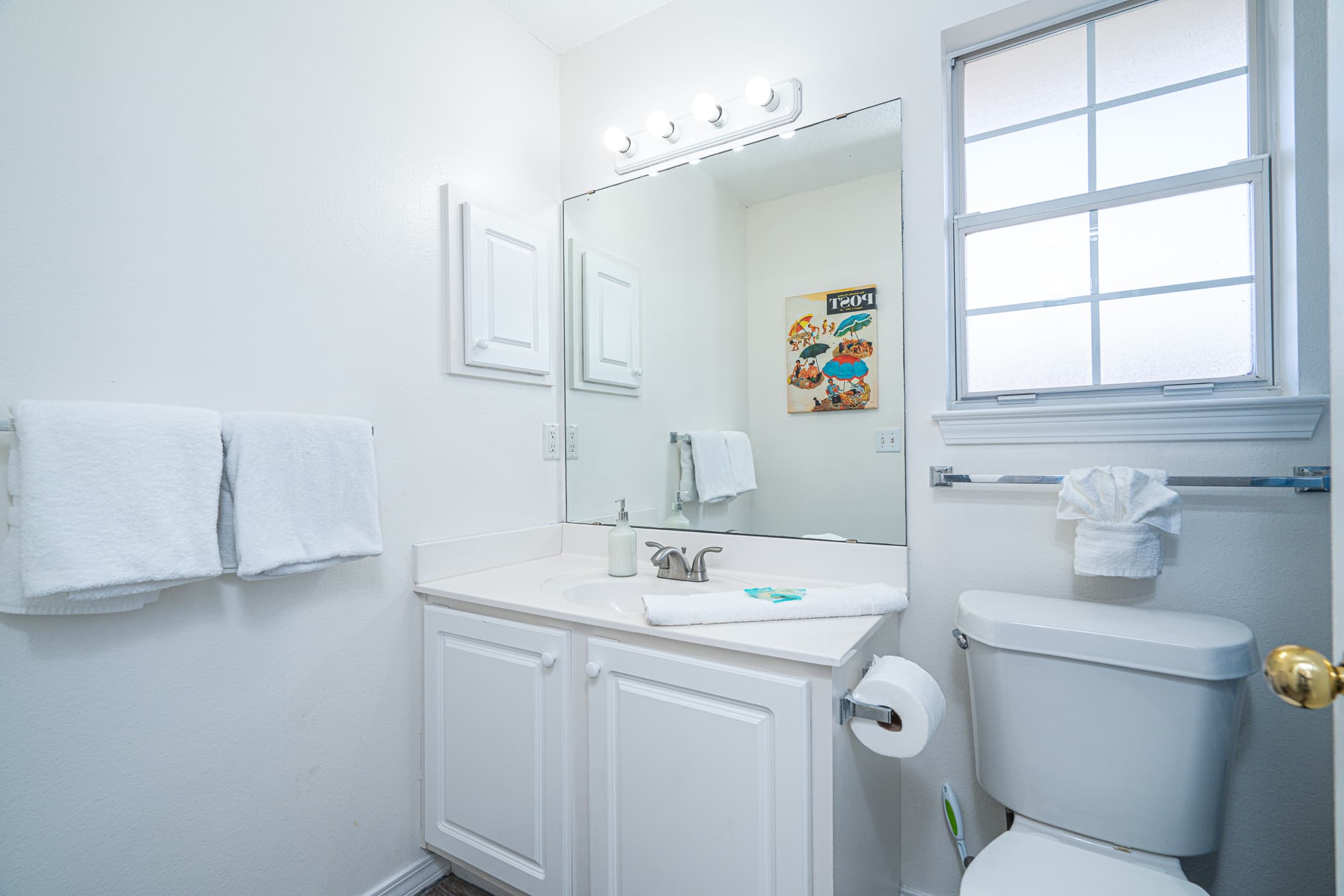Full Bathroom: Bright and airy, with fresh towels and a charming beach-inspired decor!