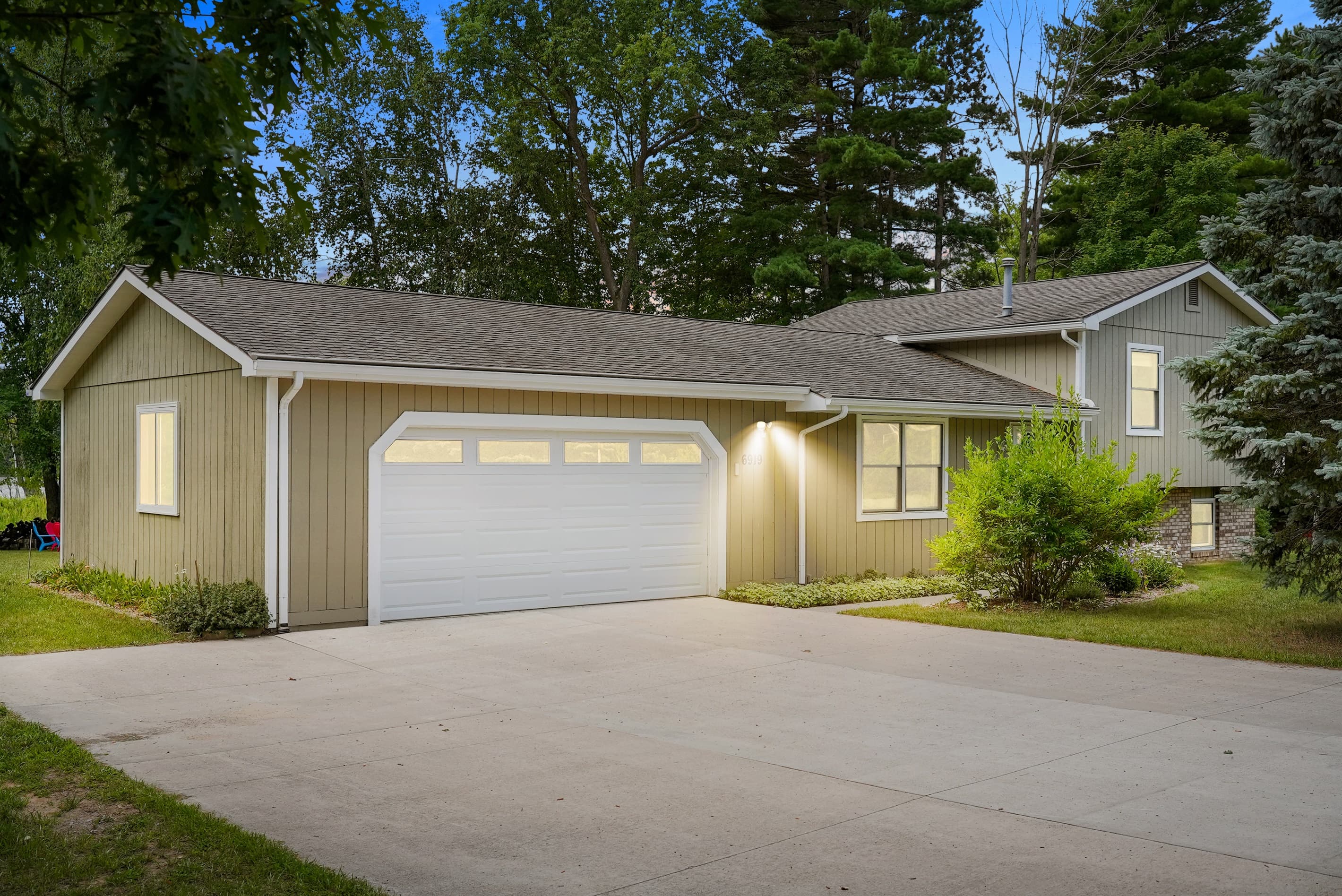 Exterior Delight: Enjoy serene surroundings and a charming entrance in beautiful Traverse City!