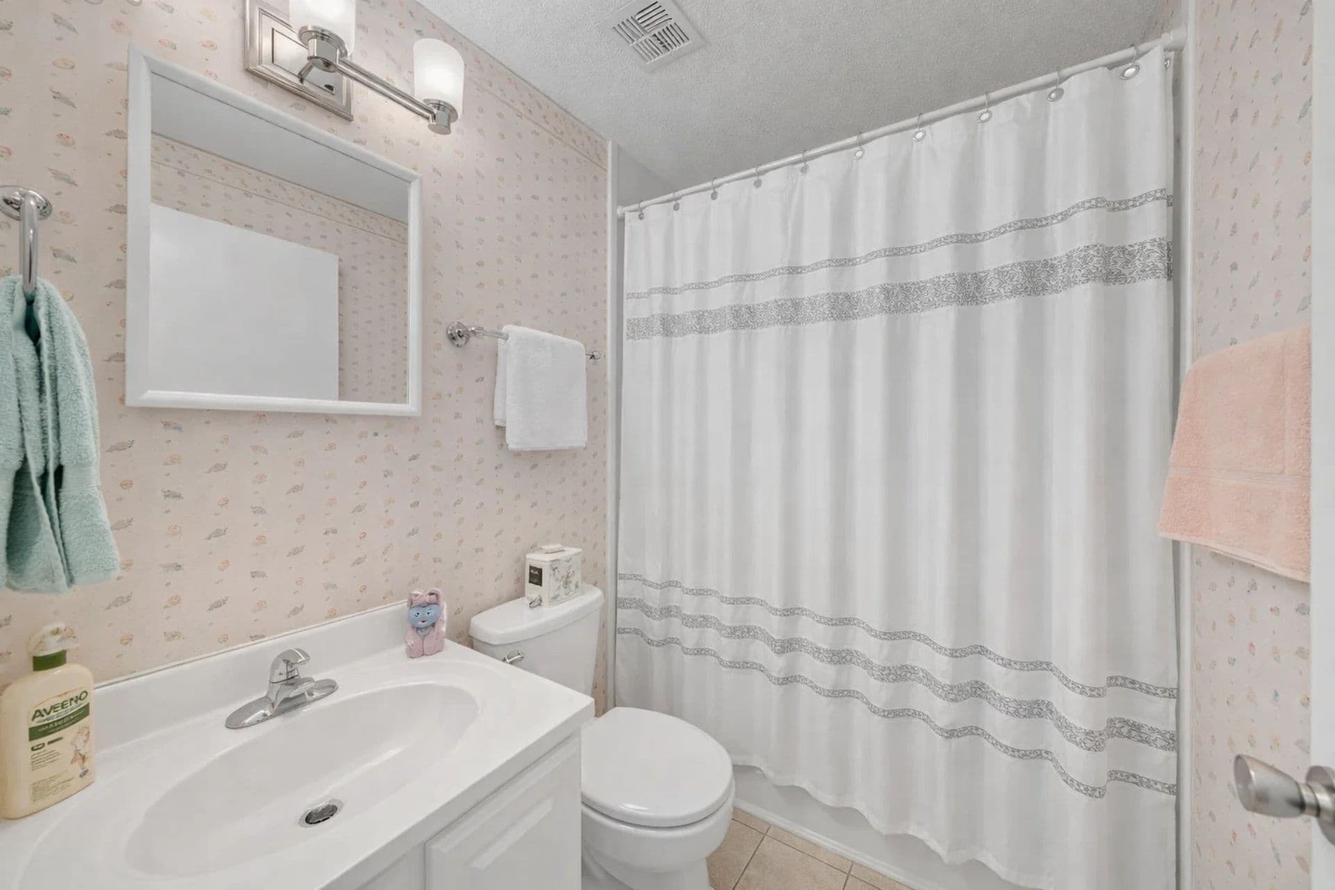 Full Bathroom: Bright and breezy space with tasteful decor for refreshing moments after beach fun!