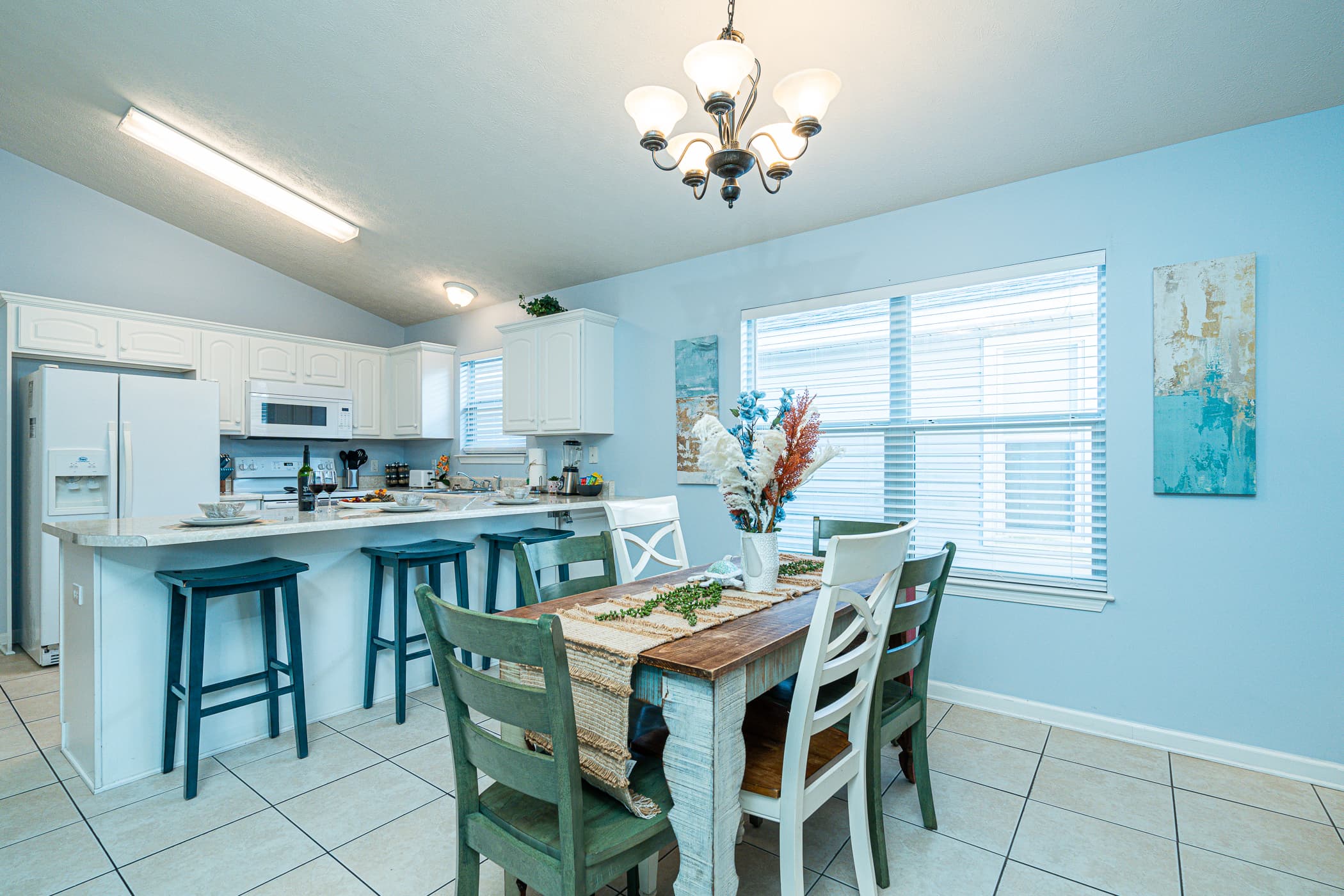 Fully equipped Kitchen and beautifully setup dinning table