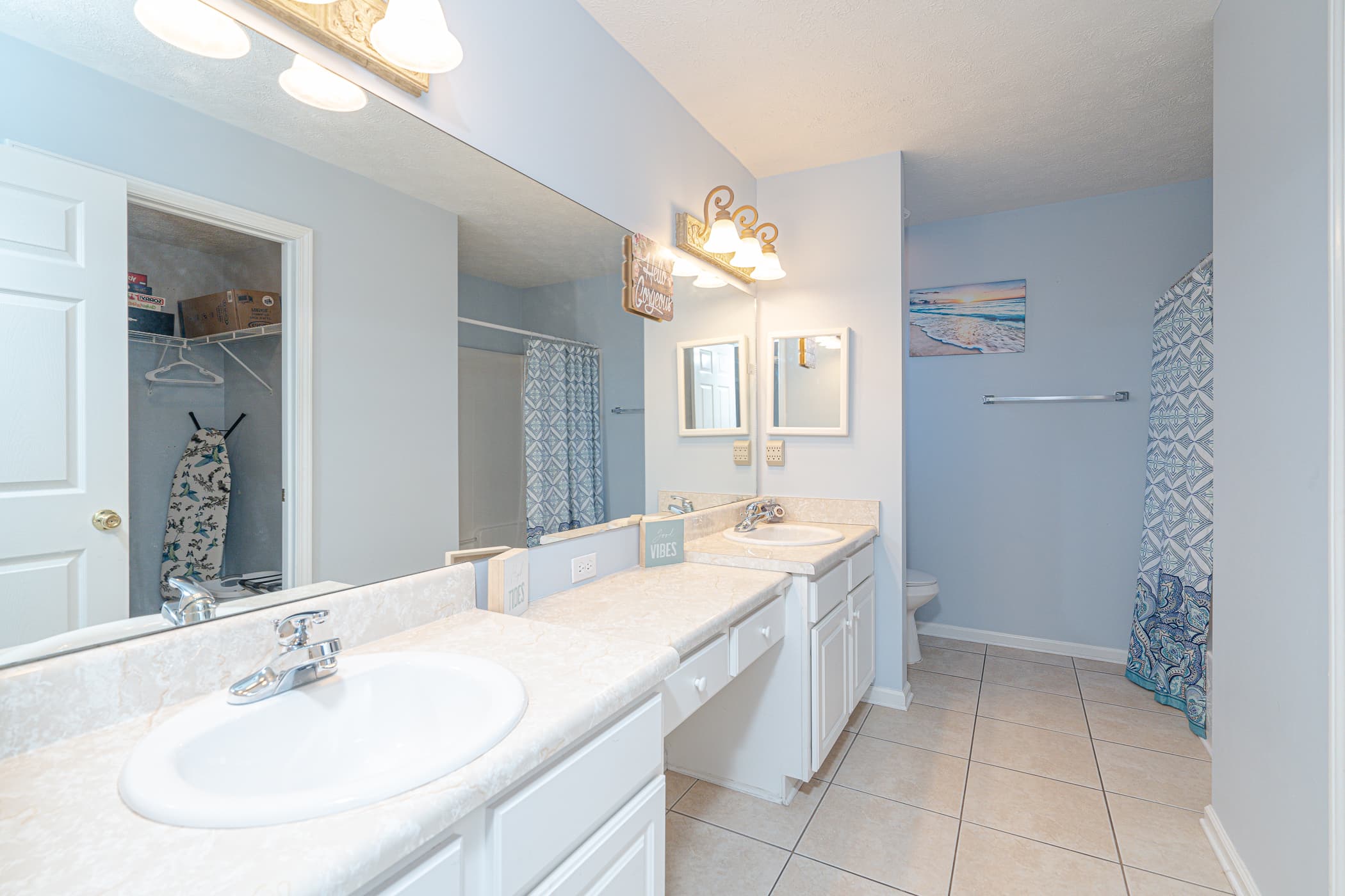 Full bath with main bedroom