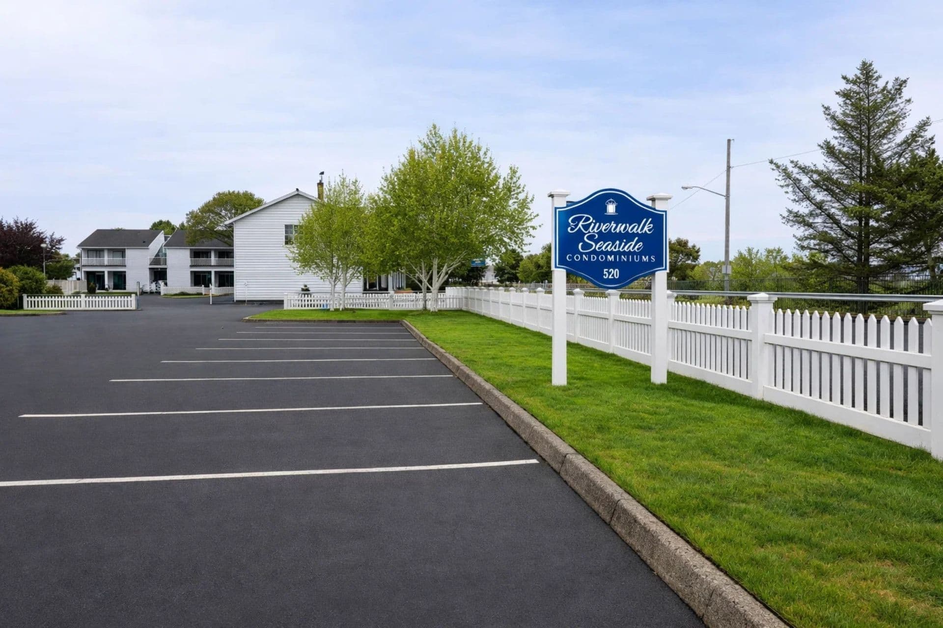 Parking Paradise: Spacious spots await you—unpack with ease and explore Seaside’s charm! Ample parking spots available