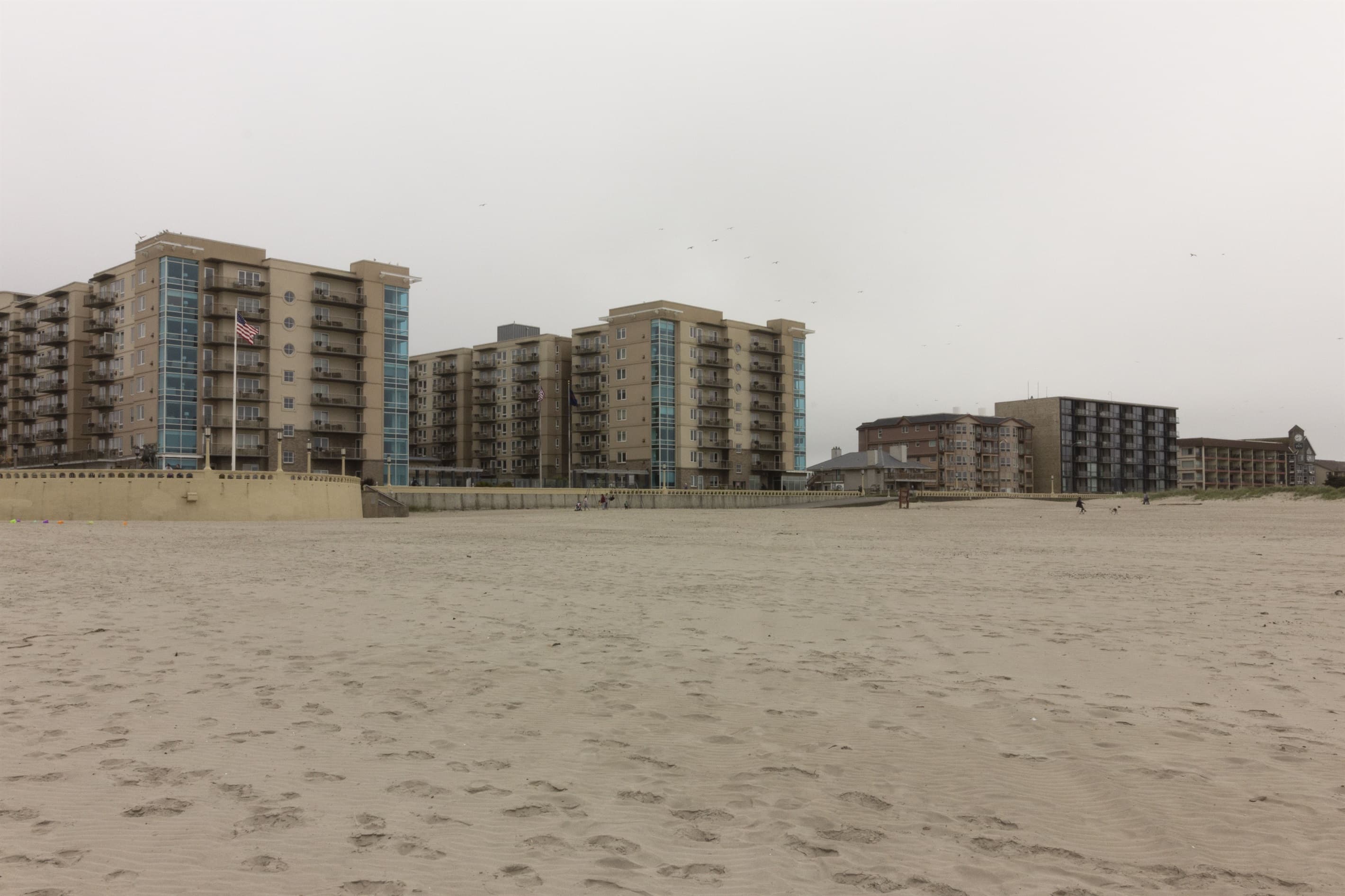 Beachside Retreat: Steps from golden sands, enjoy stunning views and vibrant coastal charm! 4 min walk to the beach- No roads to cross! Safe for children.