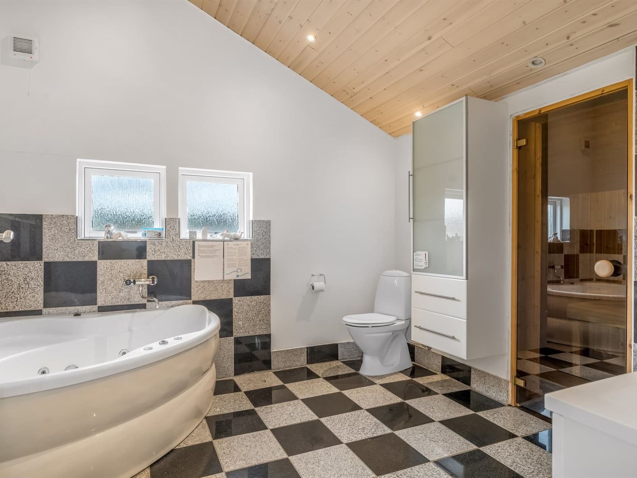 Bathroom / Wellness
