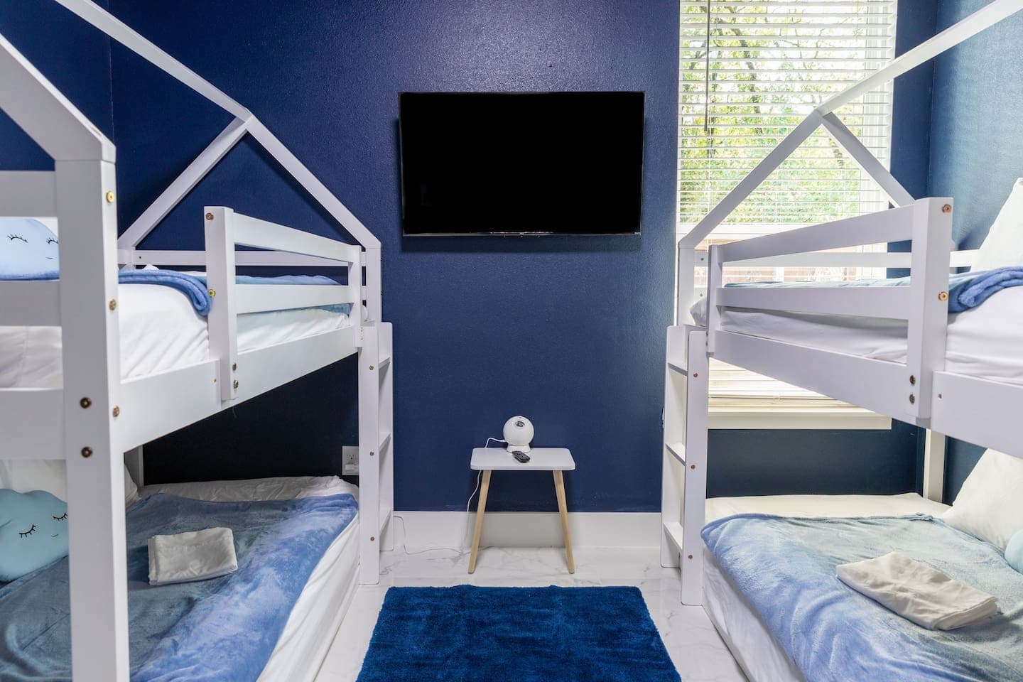 Bedroom with 2 bunk beds