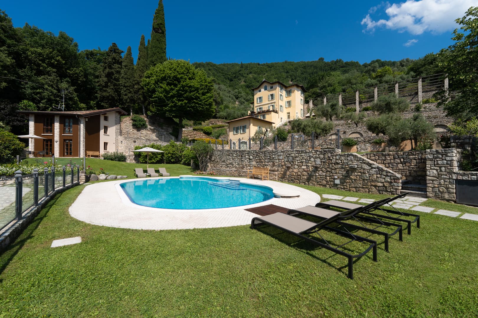 The swimming pool, with the annex area in front with sunbeds and umbrellas, for a party or relaxation