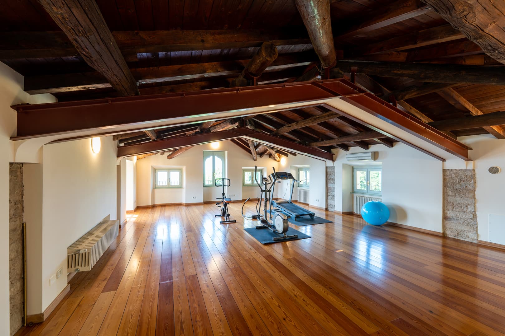 Top-floor gym with lake view - Superior Villa