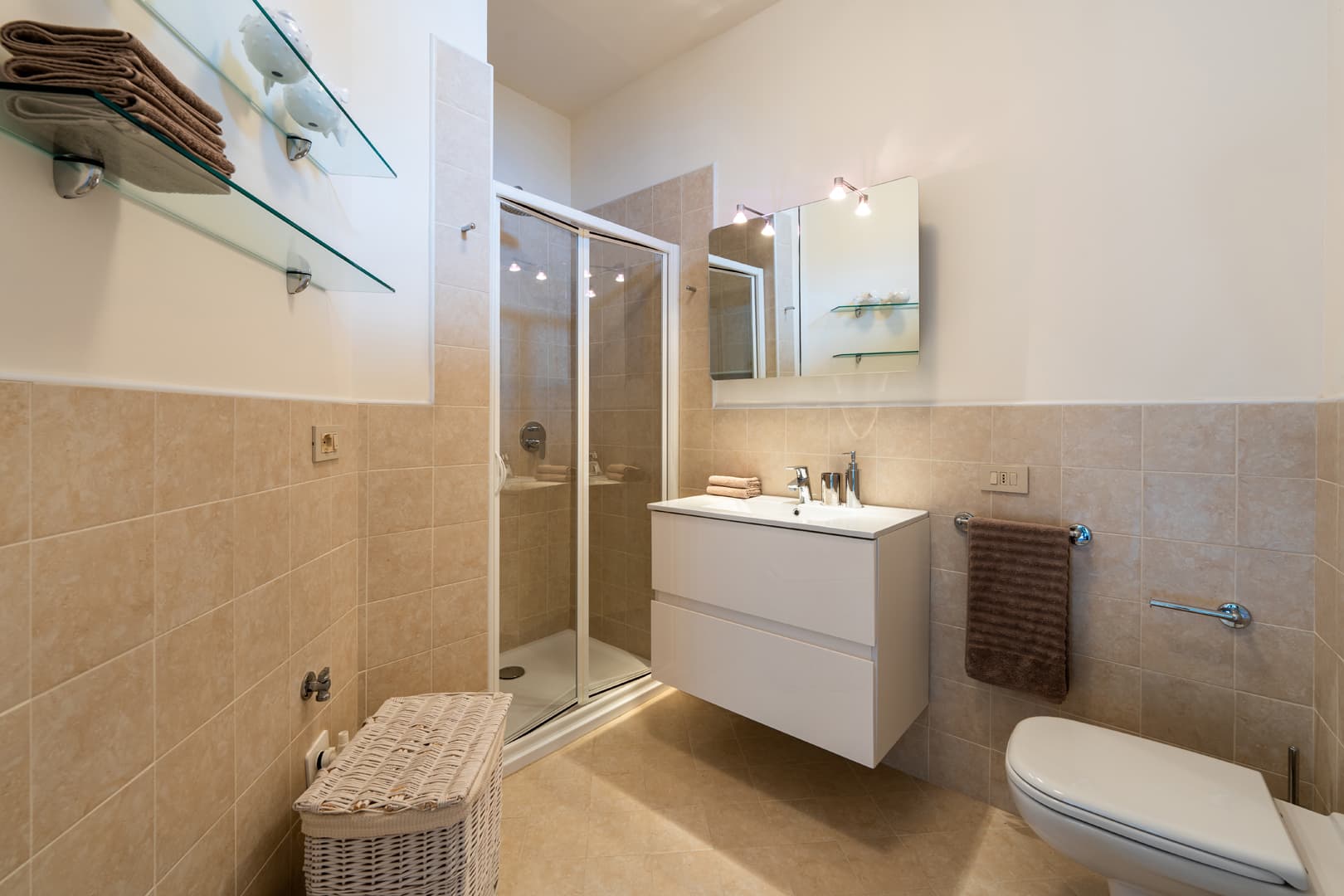 Shared bathroom in the apartment 