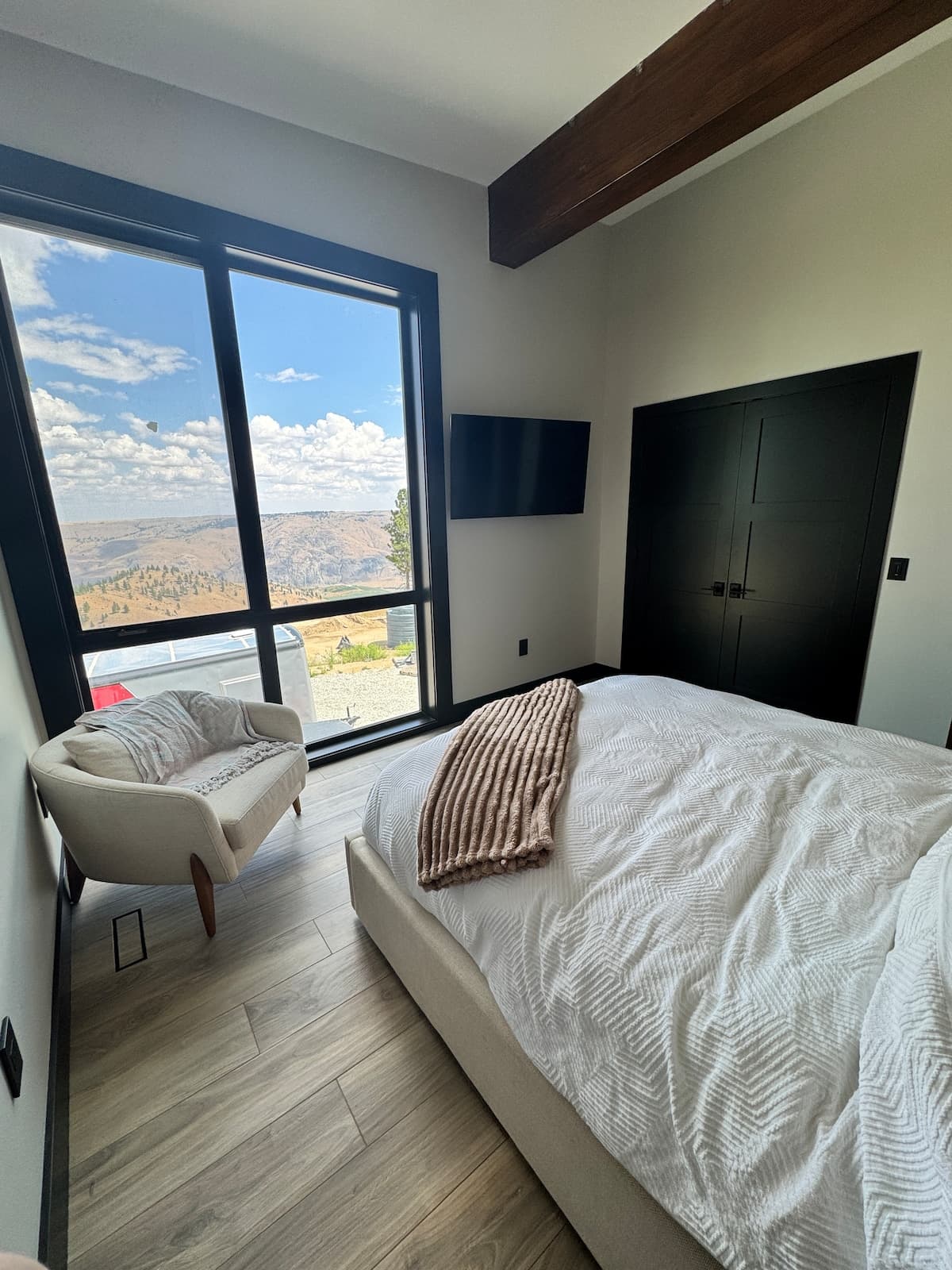 Master bed with sleep number 365 heat and cool. queen bed