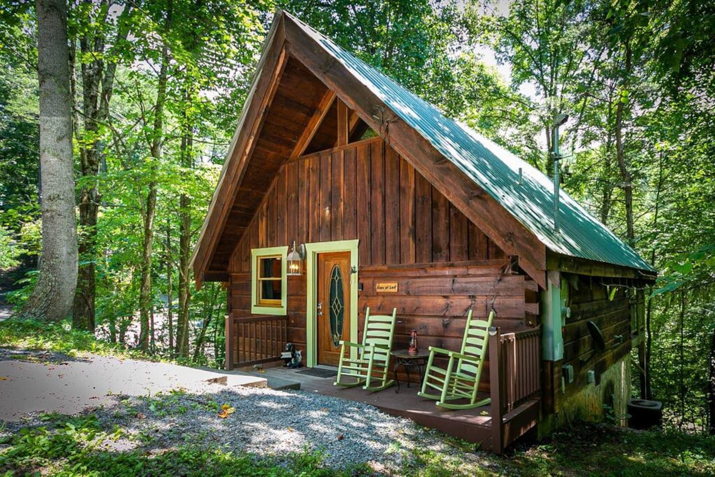 Our cabin is just off the road and very easy to find. Conveniently located between Pigeon Forge and Gatlinburg.