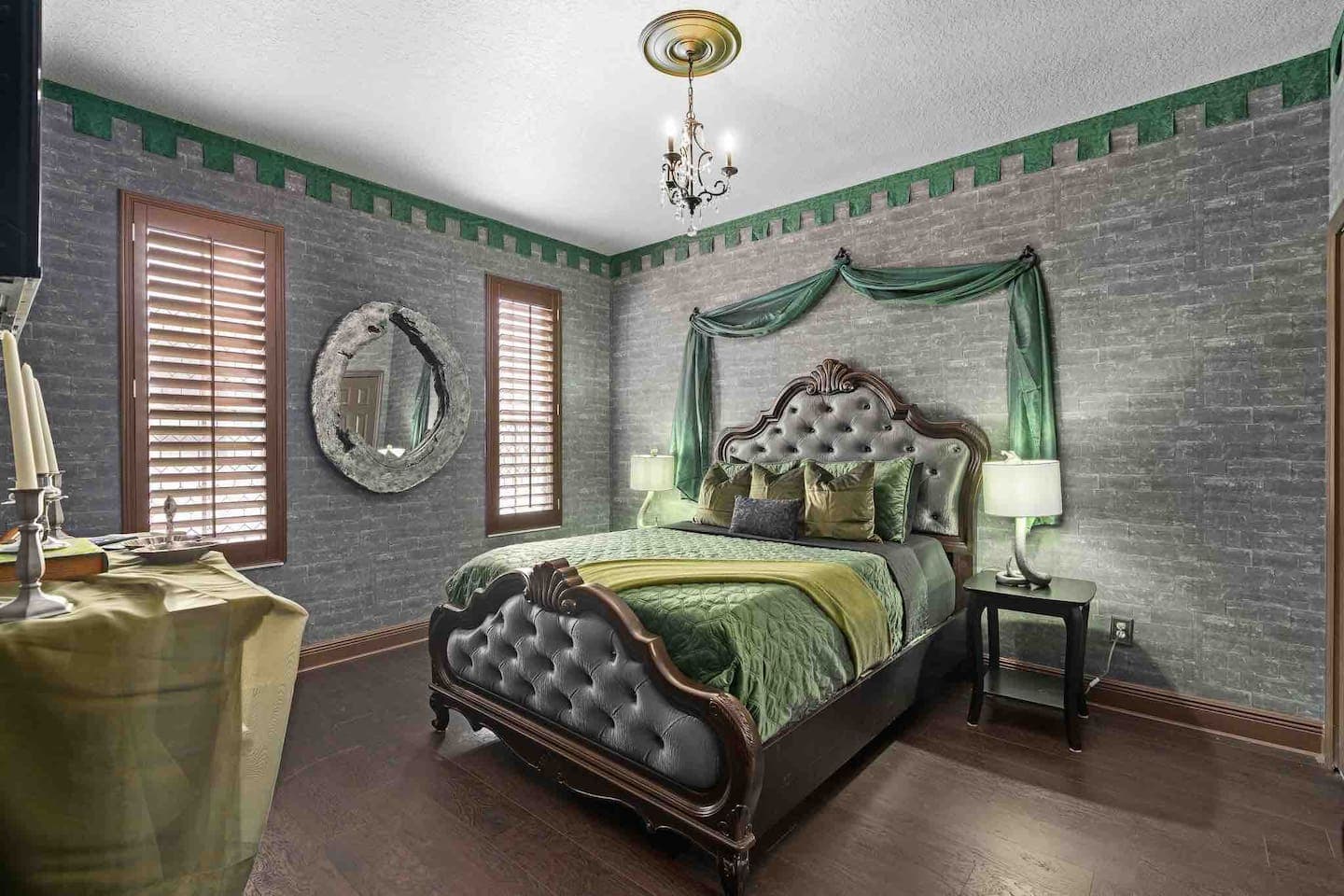 Green lights and silver decor symbolize the Slytherin colors. You might also notice the snakes placed throughout both the bedroom and bathroom. This room features a Queen sized bed with velvet bedding.