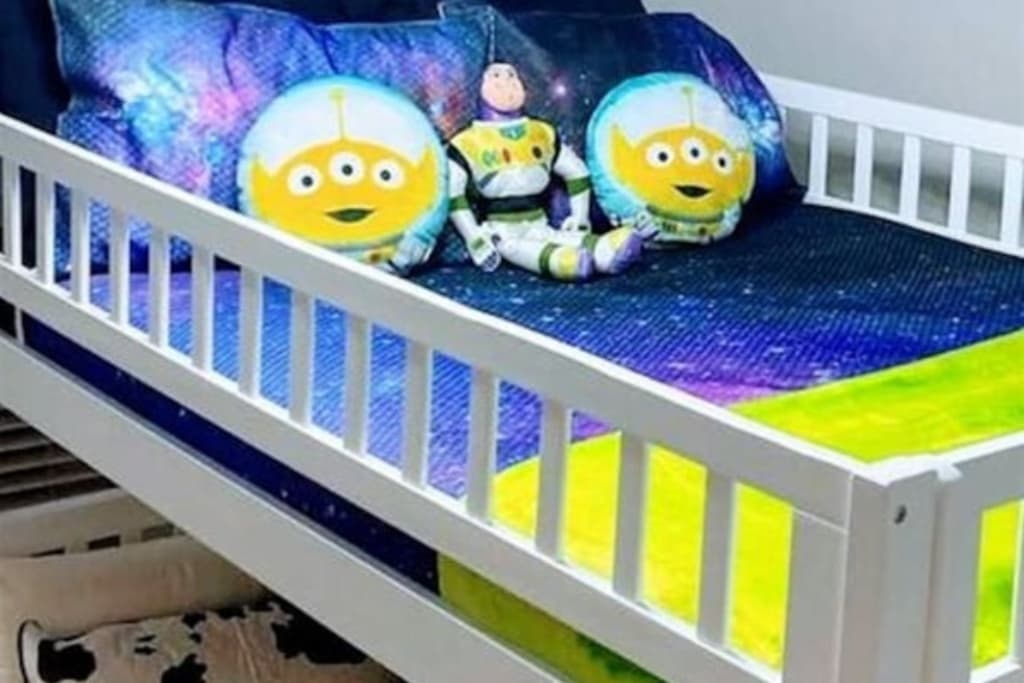 Buzz Lightyear top bunk and alien toy light!