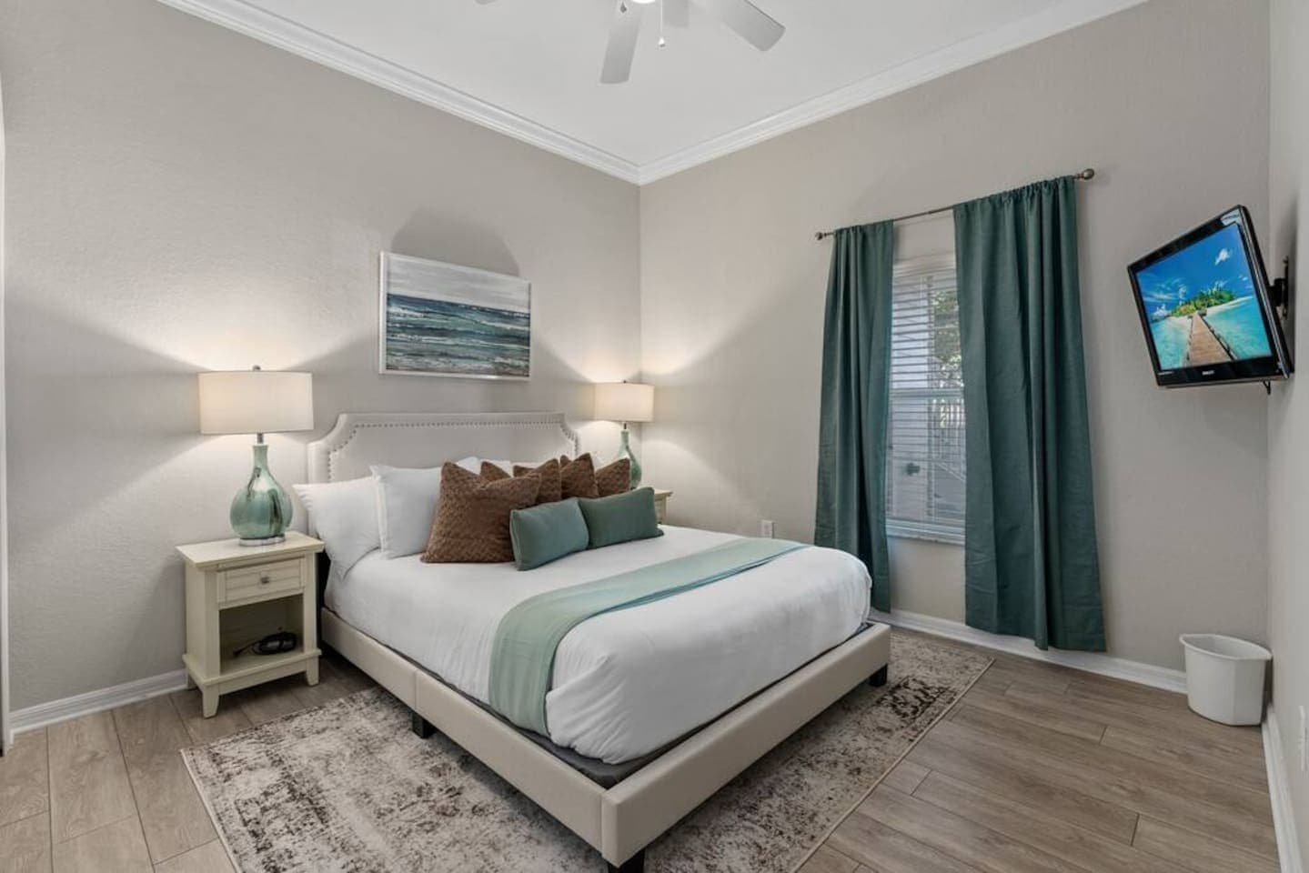 2nd bedroom has a queen sized bed