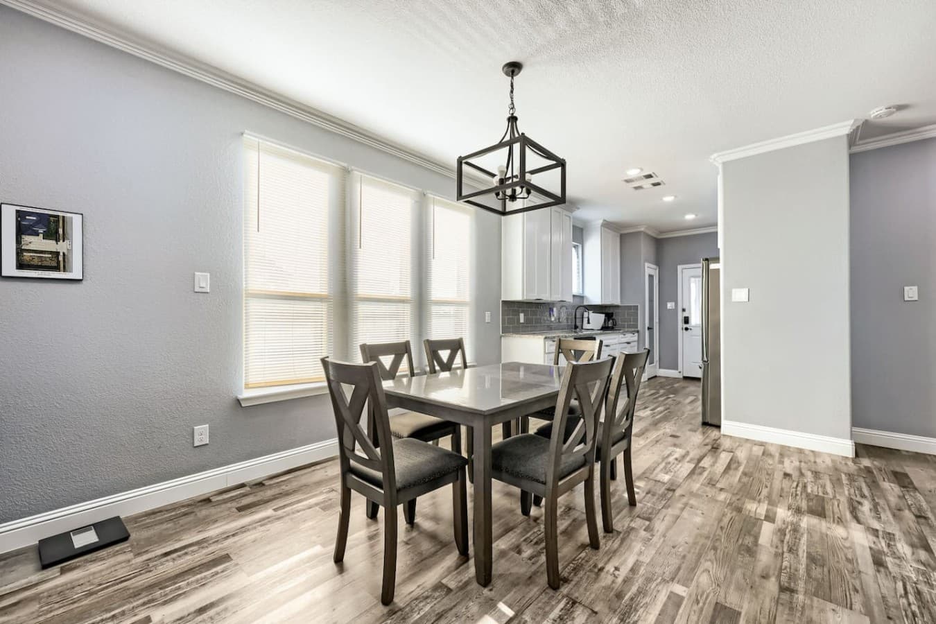 From leisurely breakfasts to shared dinners, this inviting dining space makes meals together feel special.