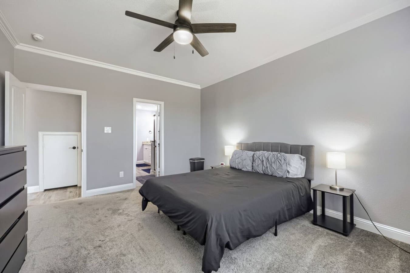 This inviting room pairs a queen bed with a convenient workstation.