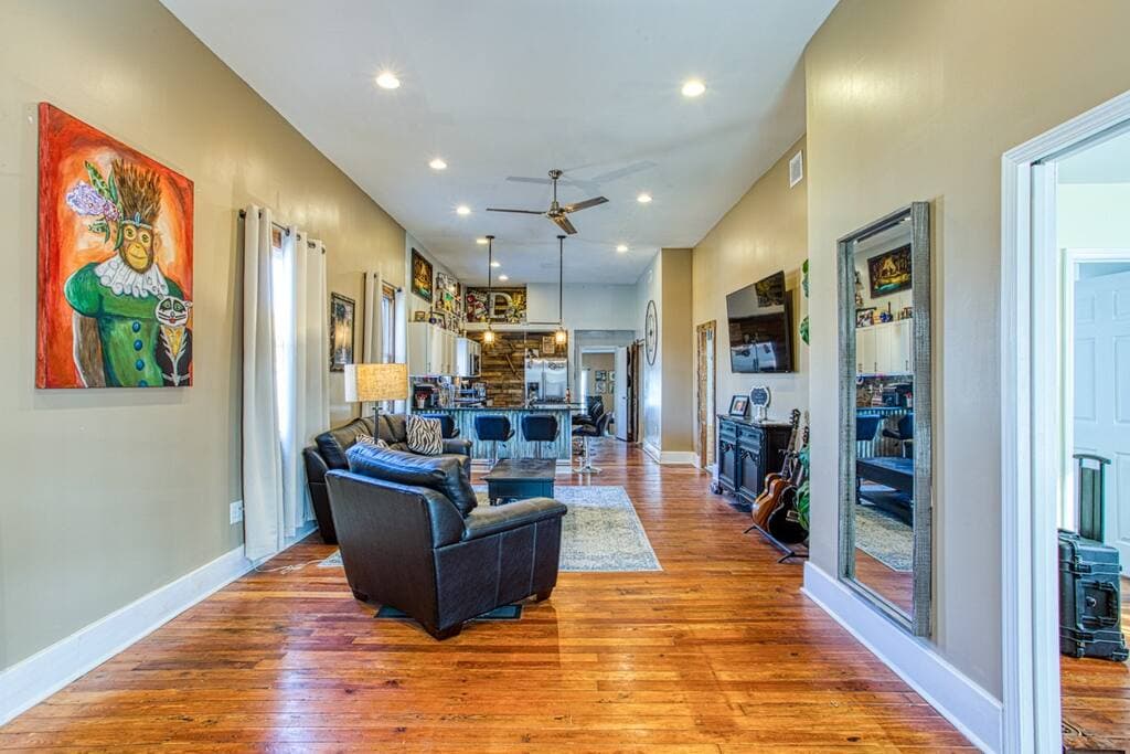 Open floor plan great for entertaining
