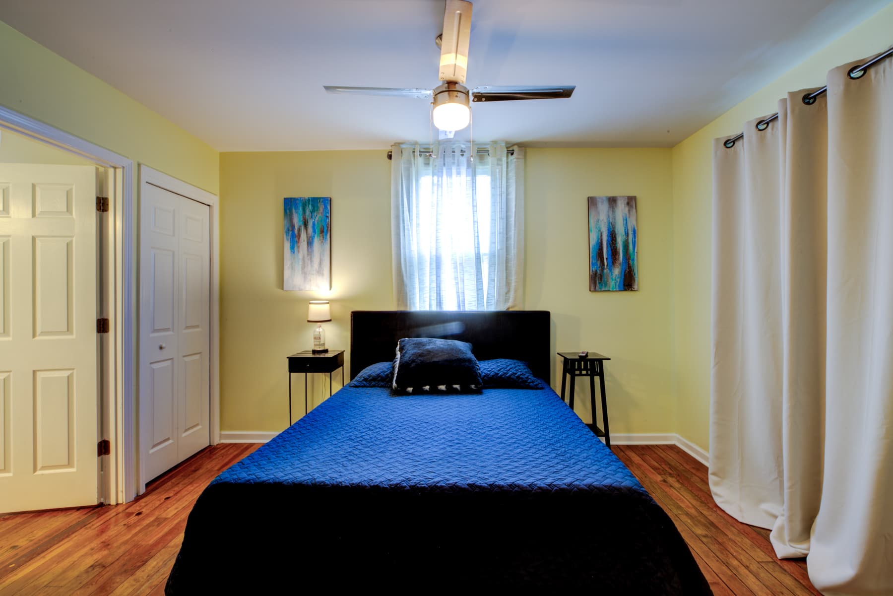 First floor bedroom 1, queen size bed