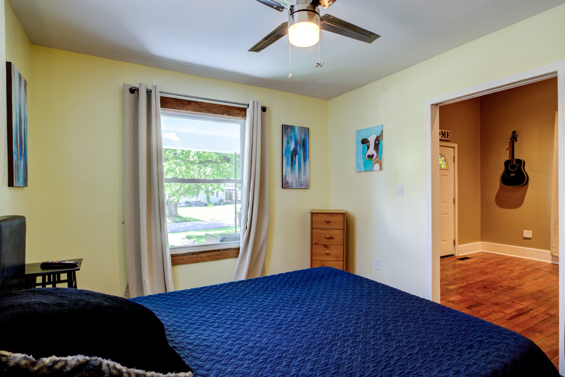 First floor bedroom 1, queen size bed