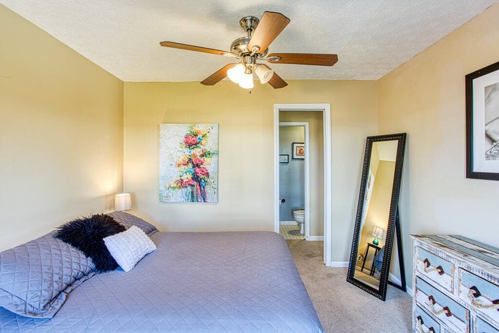 Bedroom 3, queen size bed