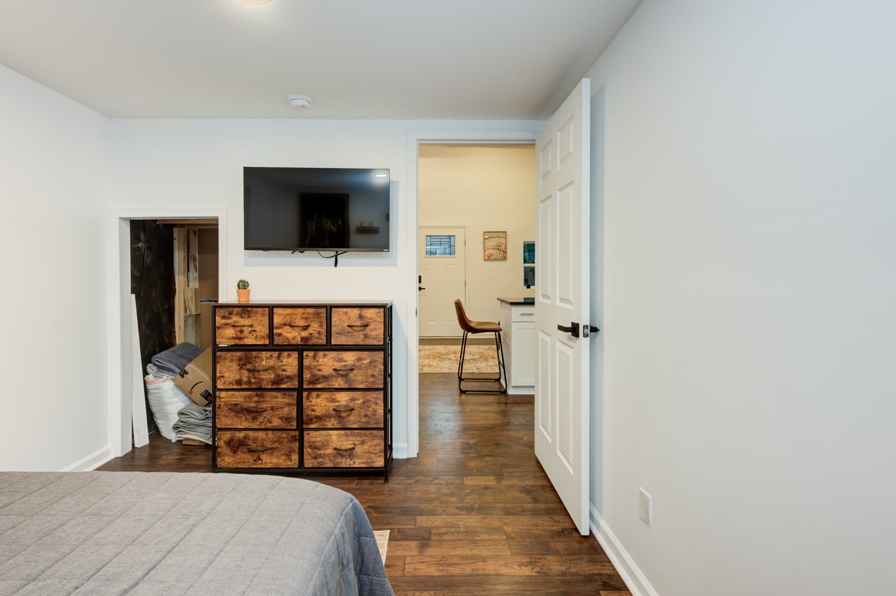 Downstairs Bedroom-Queen Bed