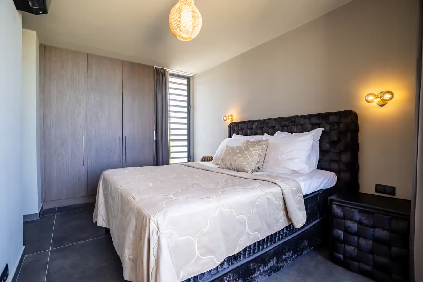 Sea Front Luxury Villa 18
