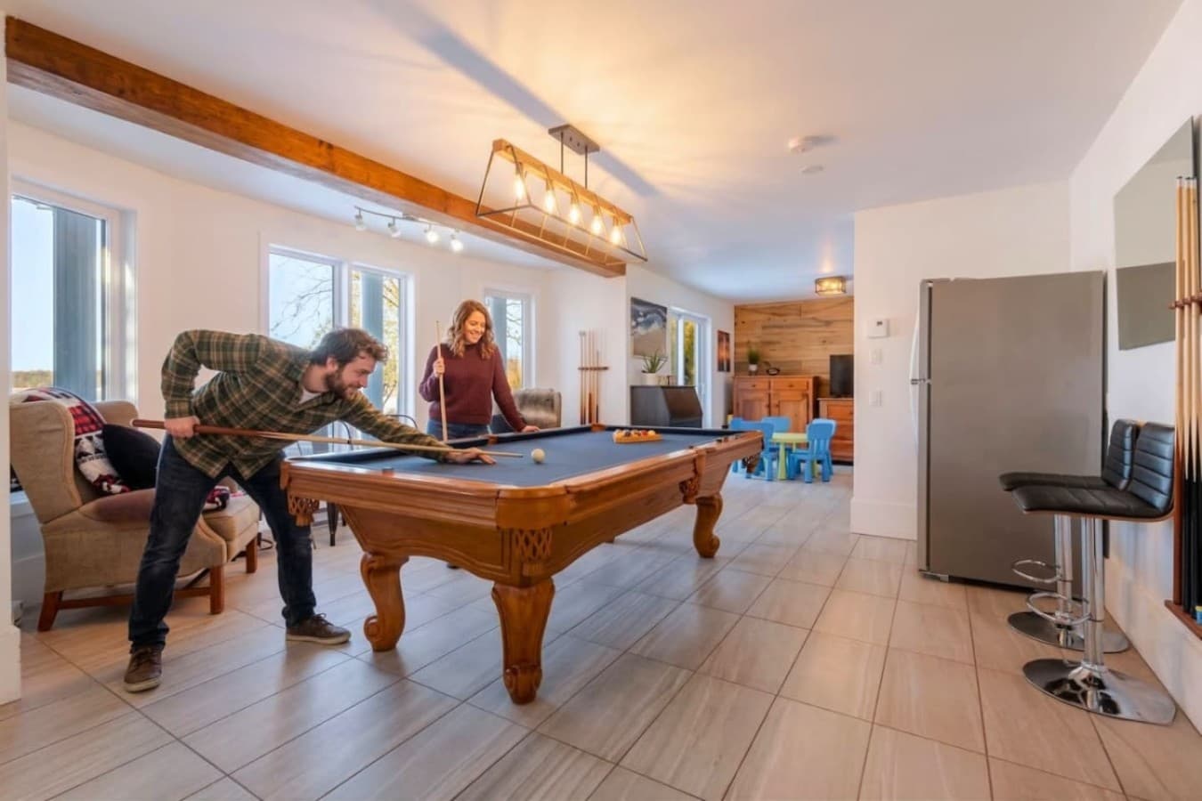 Salle de jeux équipée d’un billard pour des moments fun entre amis ou en famille