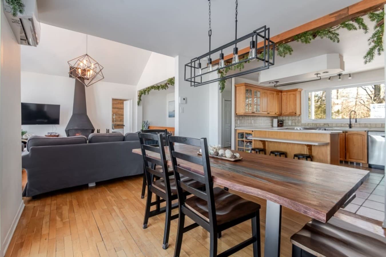 Salle à manger à aire ouverte avec le salon, idéale pour vos repas avec une superbe vue sur l’ea
