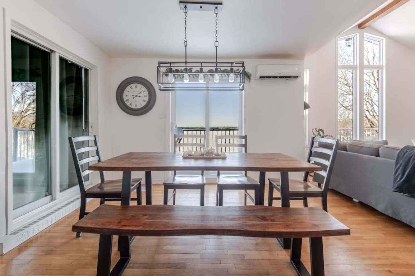 Salle à manger à aire ouverte avec le salon, idéale pour vos repas avec une superbe vue sur l’eau