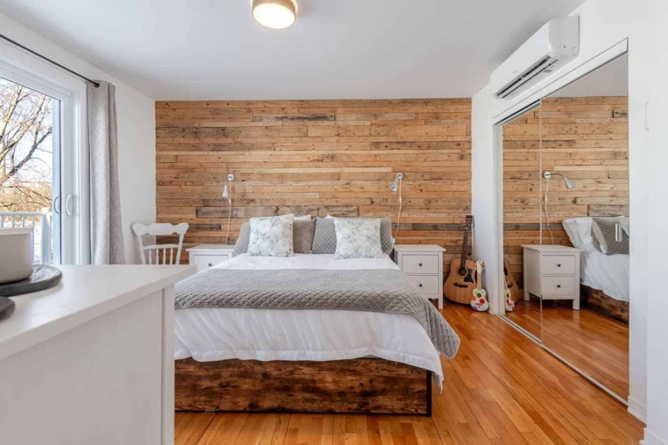 Chambre principale spacieuse avec lit King-size et vue imprenable sur l’eau