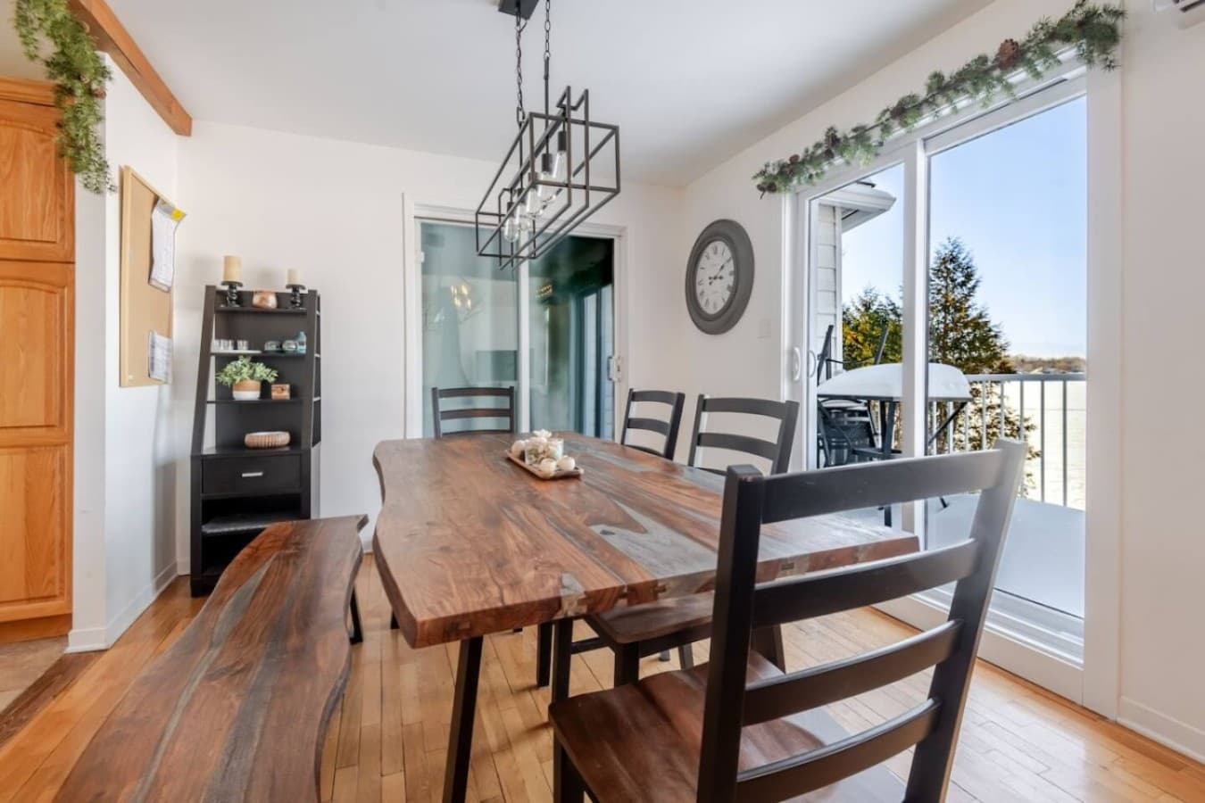 Salle à manger à aire ouverte avec le salon, idéale pour vos repas avec une superbe vue sur l'eau