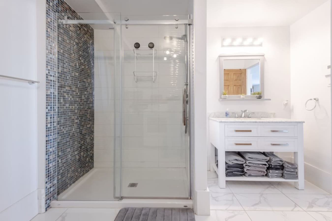 Salle de d'eau avec douche et laveuse/sécheuse