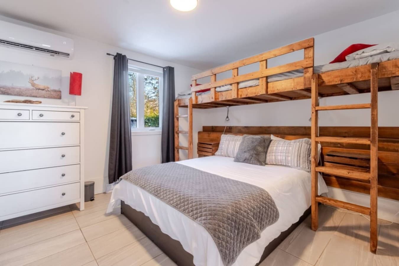 Chambre familiale spacieuse avec climatiseur mural indépendant pour un confort optimal