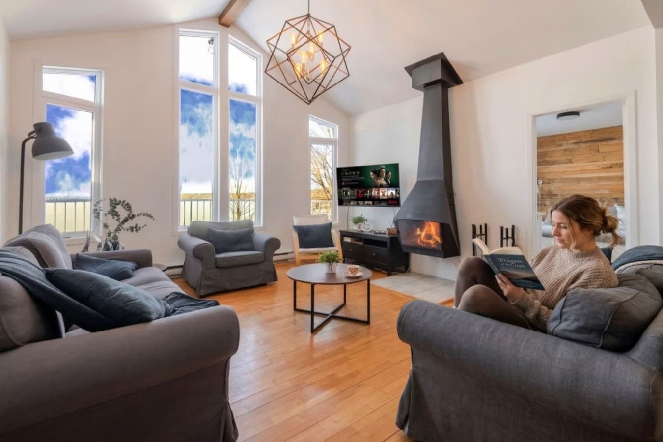 Salon cosy avec foyer et TV parfait pour se détendre après une journée d’aventures