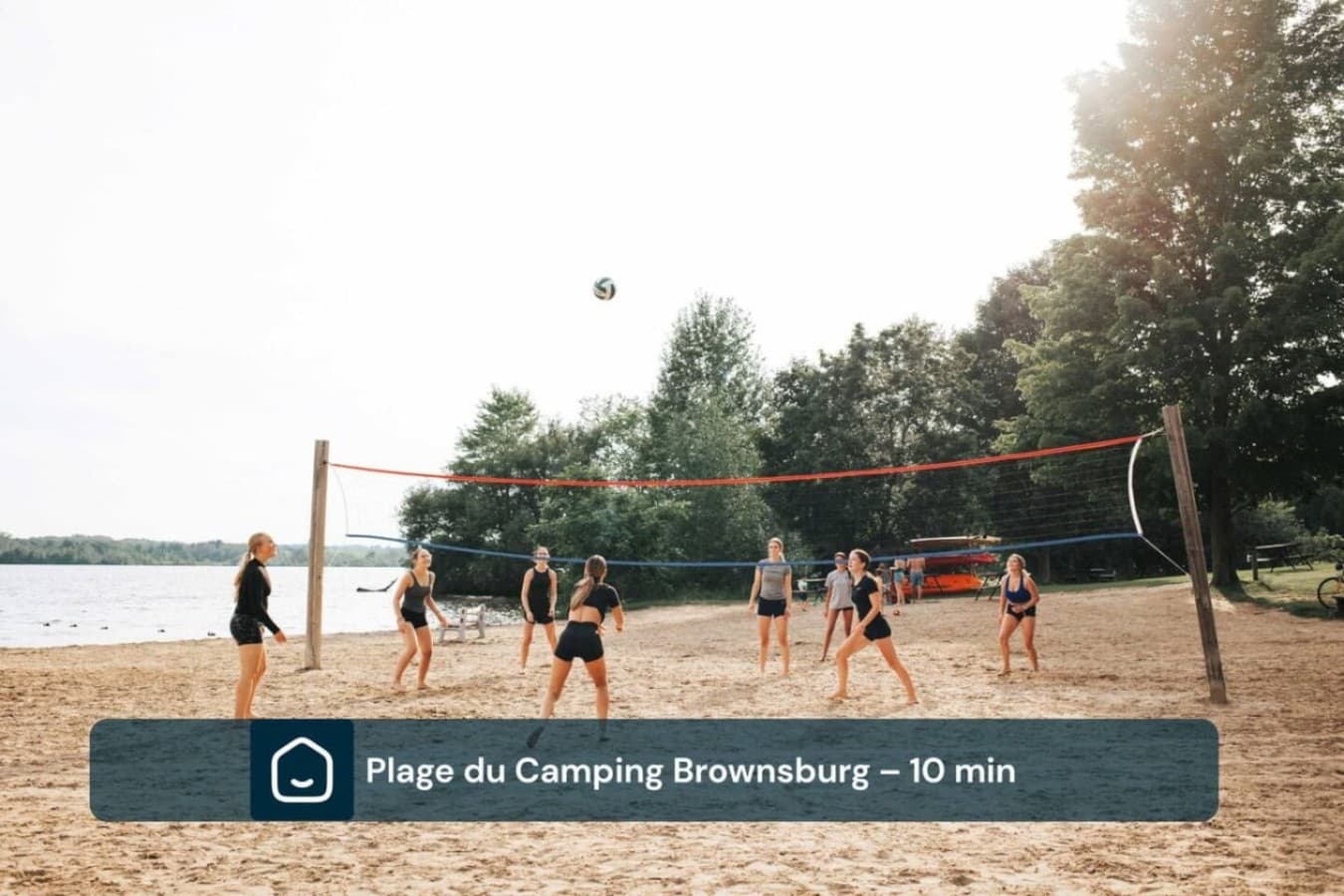 Profitez d’une journée ensoleillée à la plage du Camping Brownsburg‑Chatham :  volley-ball, baignade, paddle, canoë, kayak et moments en famille ou entre amis