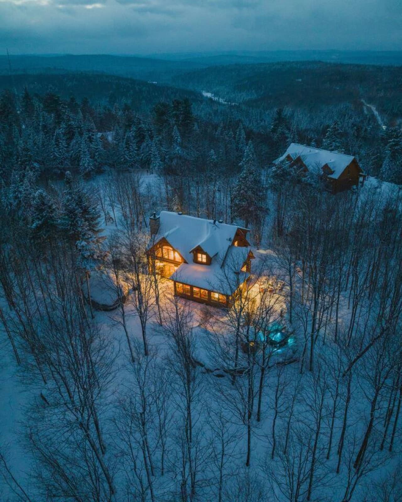 Escape to a world of snow-capped mountains, cozy fires, and endless adventures in the heart of winter wonderland ❄️