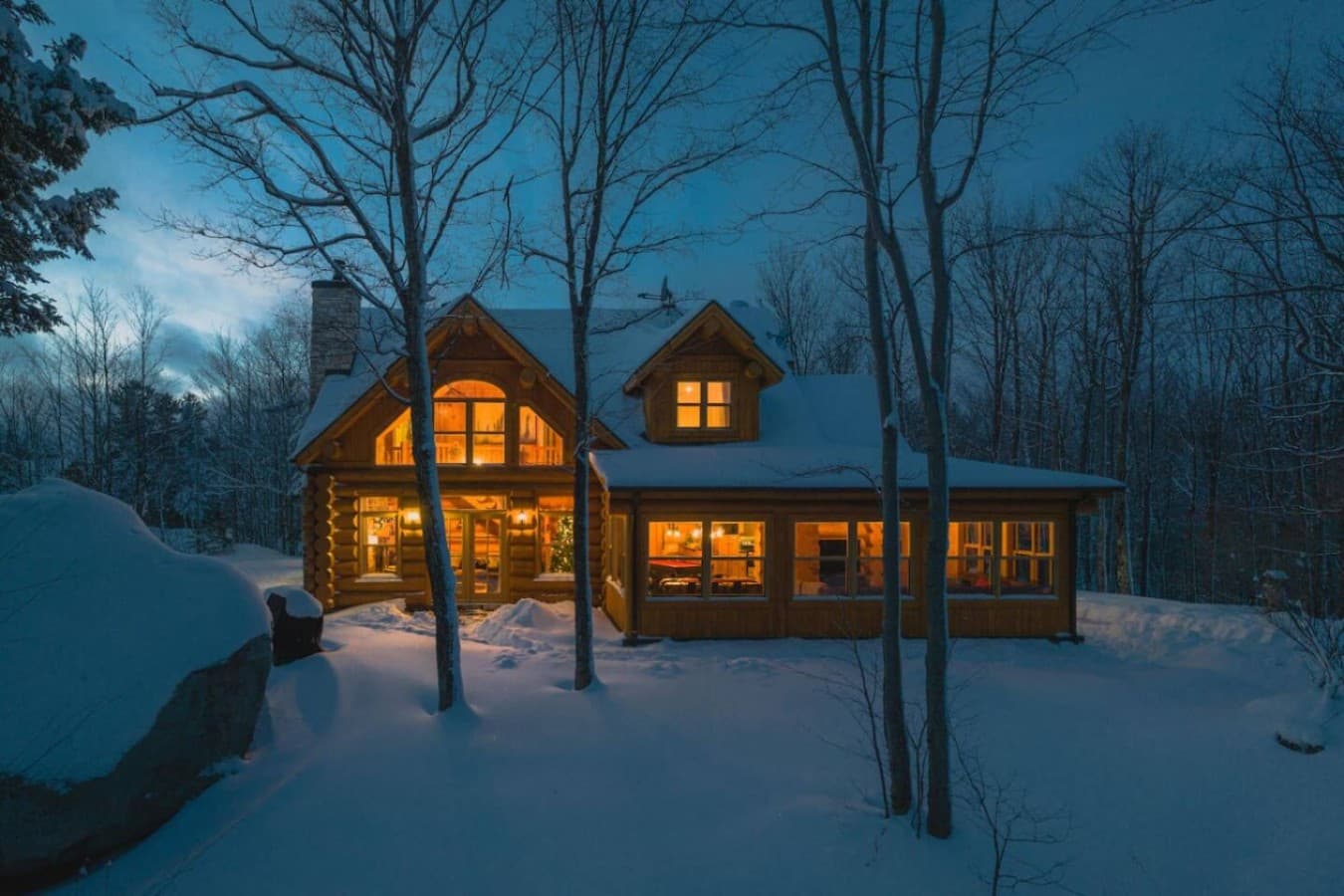 Embrace the serenity of winter in this peaceful chalet, surrounded by the tranquil sound of falling snowflakes ❄️